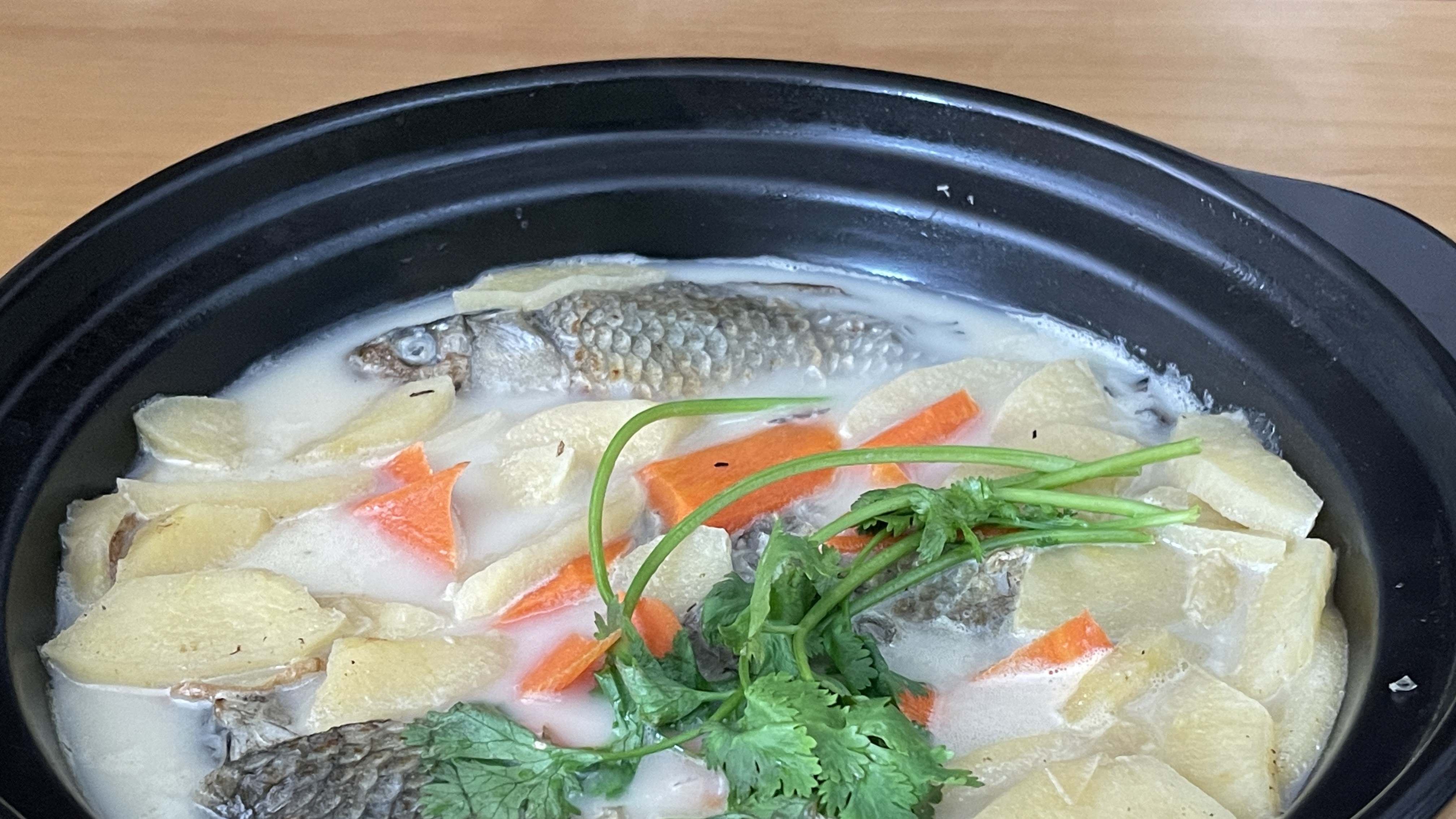苹果鲫鱼汤,夏天低脂开胃菜,老少皆宜,做奶白色汤三要点大放送
