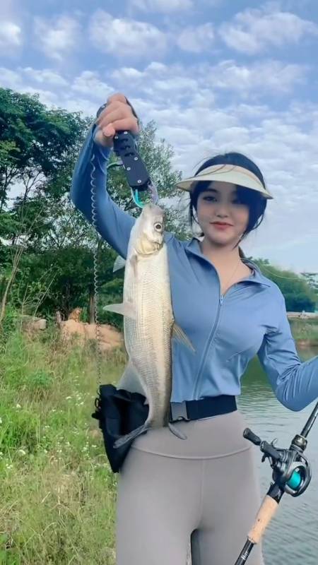 女钓友路亚竿玩得真好,这下钓上鱼了,清蒸最好吃!