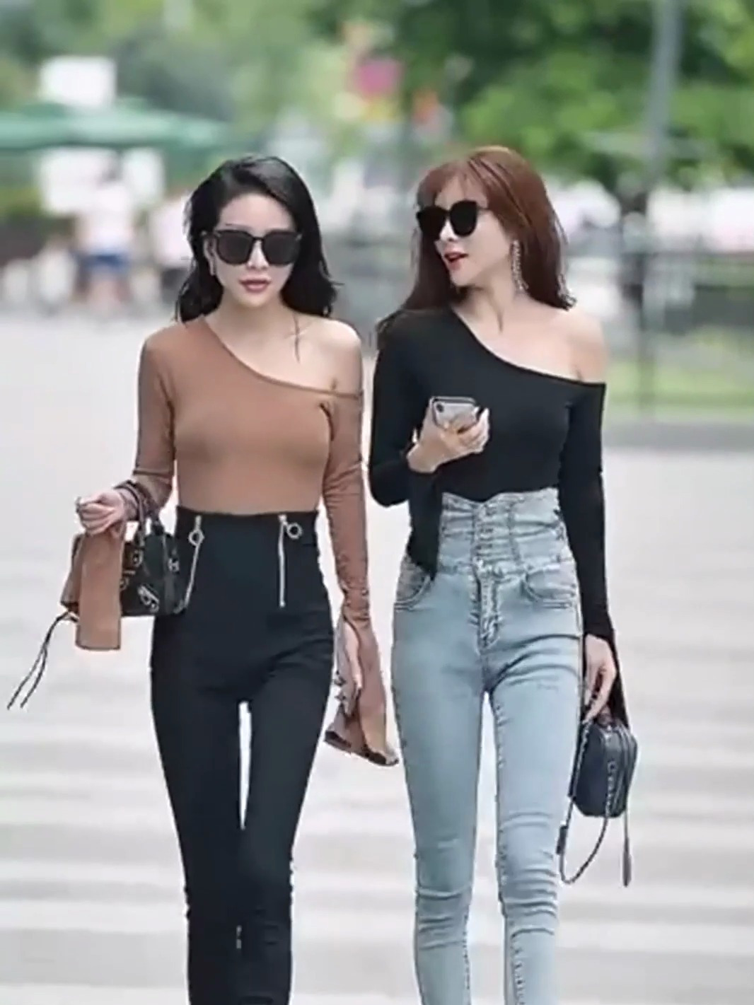 在成都街拍的两位小姐姐,这样的闺蜜团,质量还算比较高吧!