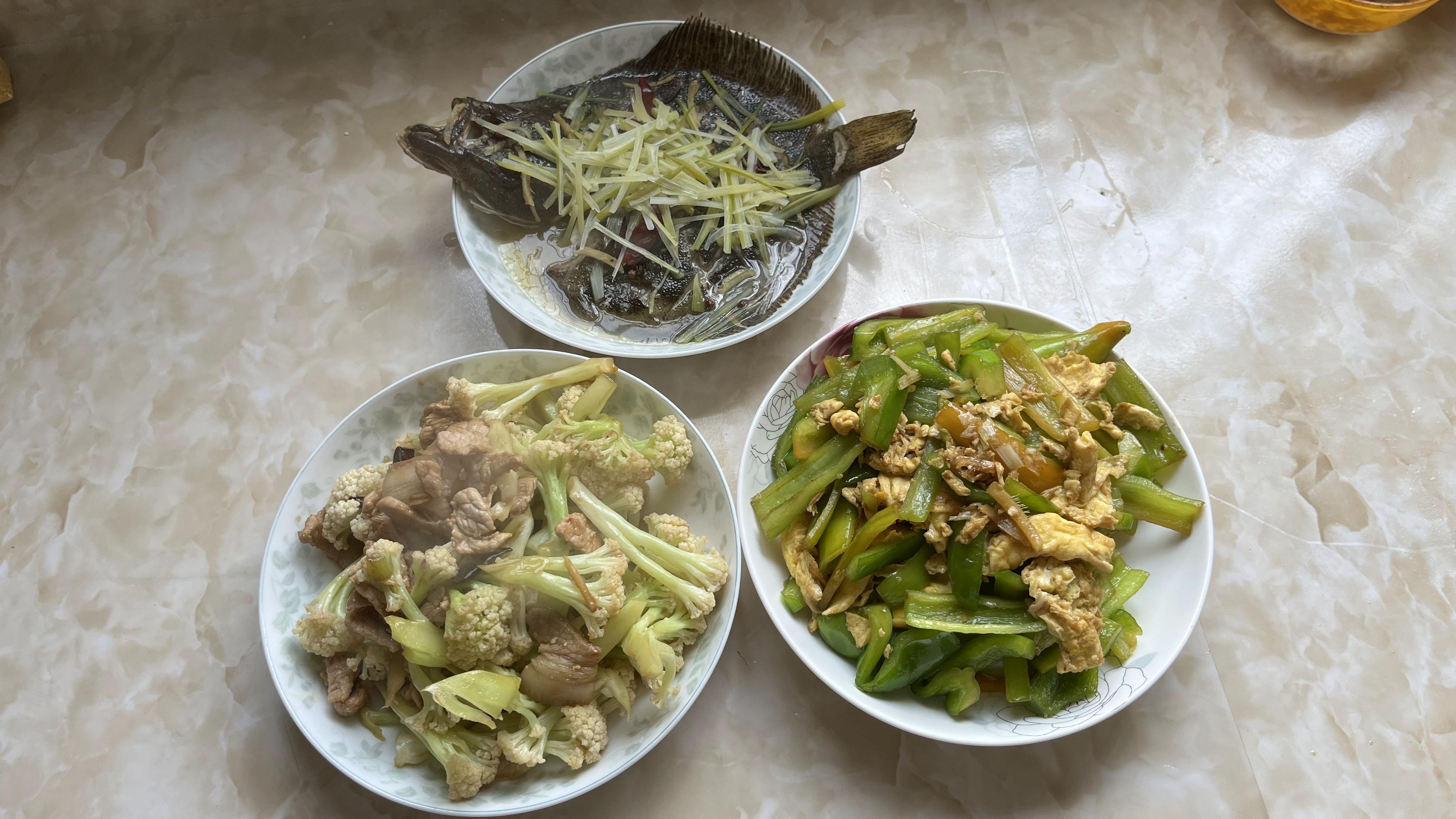 今天做了个干煸菜花和青椒炒鸡蛋,蒸的多宝鱼好吃肉质劲道