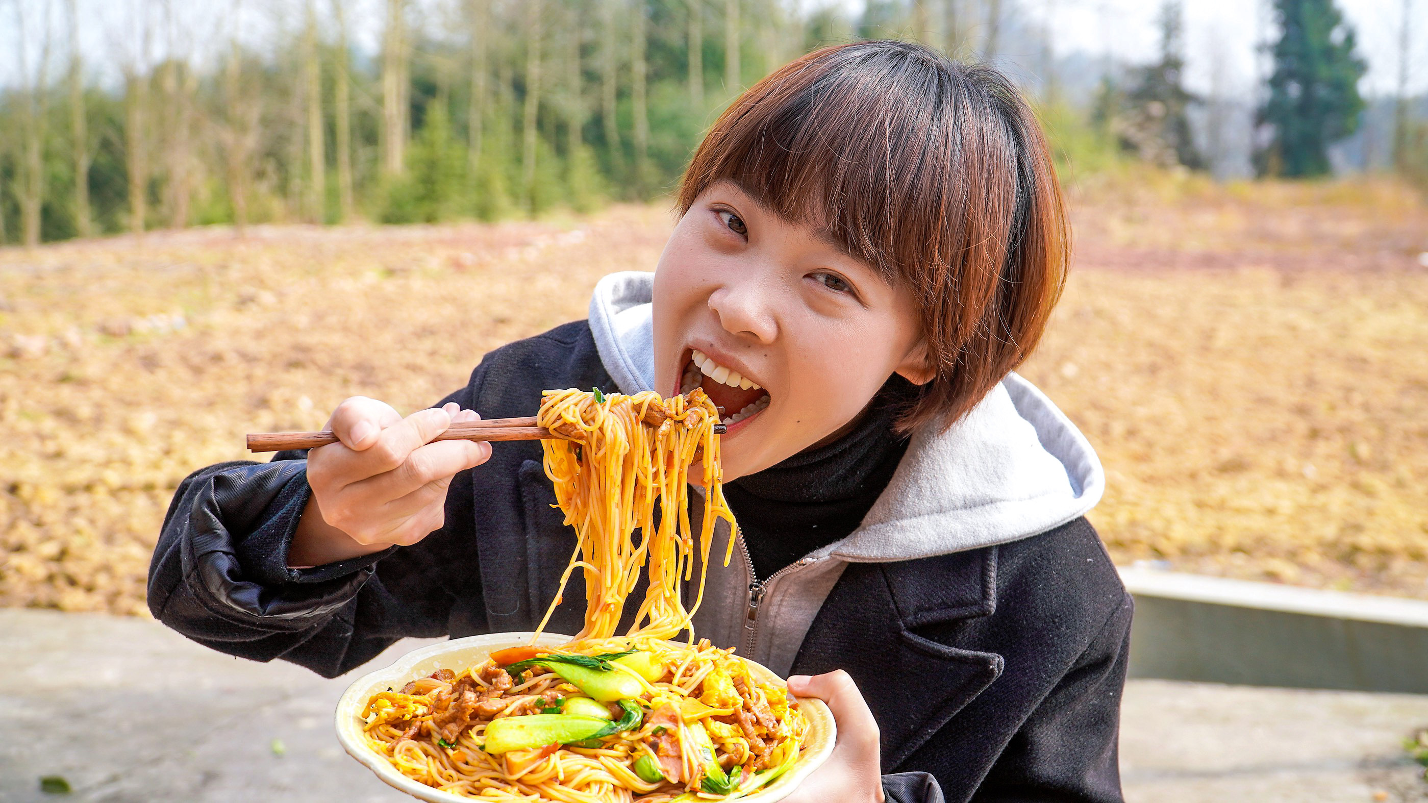 秋妹今天弄个鸡蛋肉丝炒粉吃,鲜香爽滑有劲道,再来口快乐水真爽