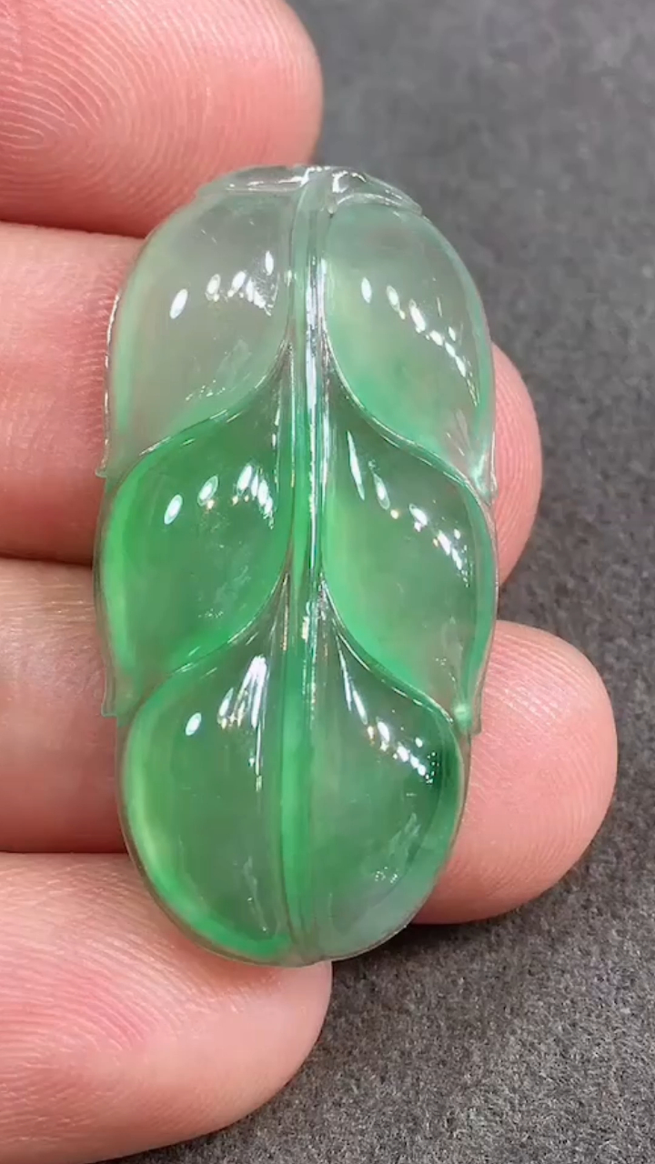 高冰起胶满色果阳绿飘花翡翠叶子吊坠