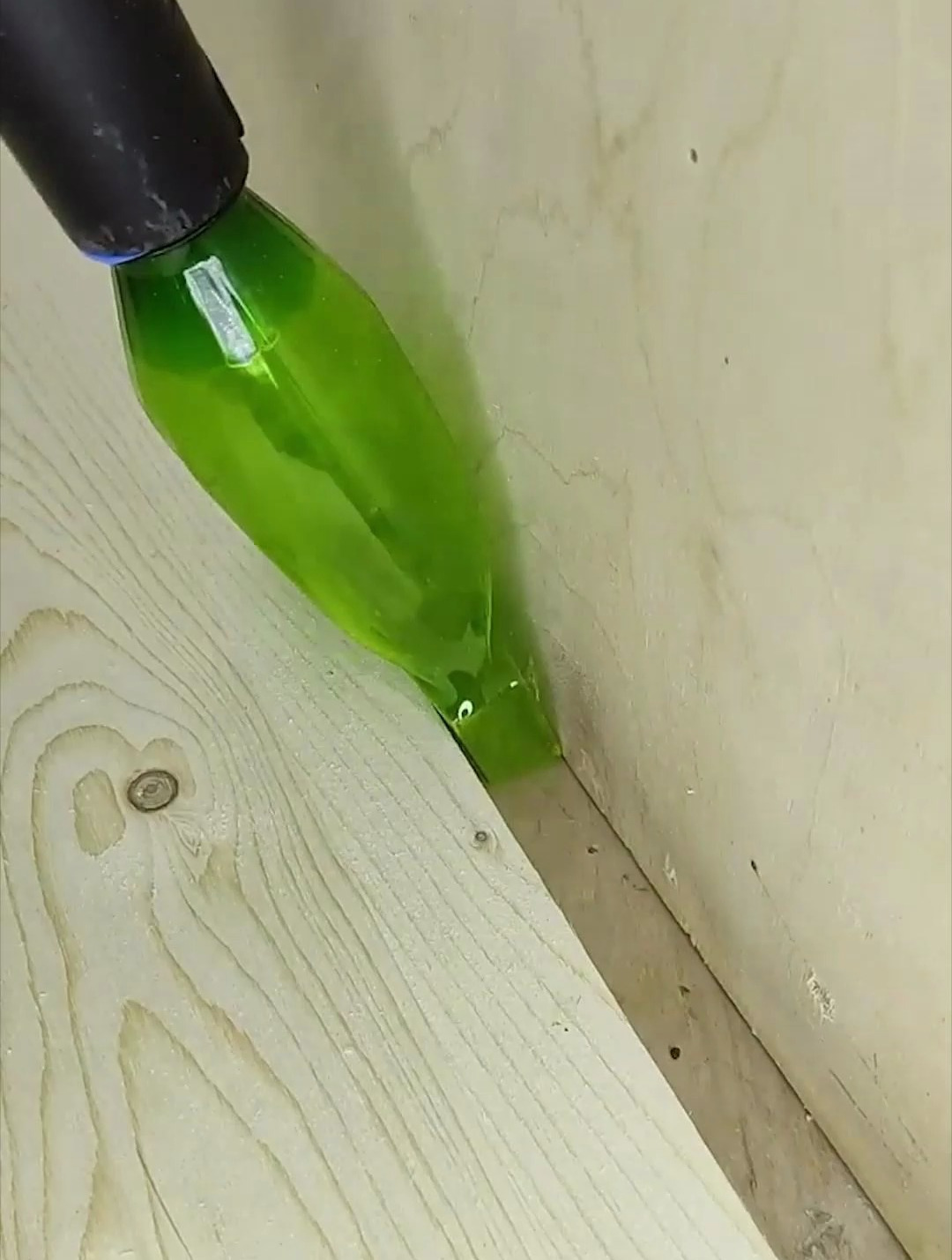 废弃的空瓶子可以用来做吸尘器