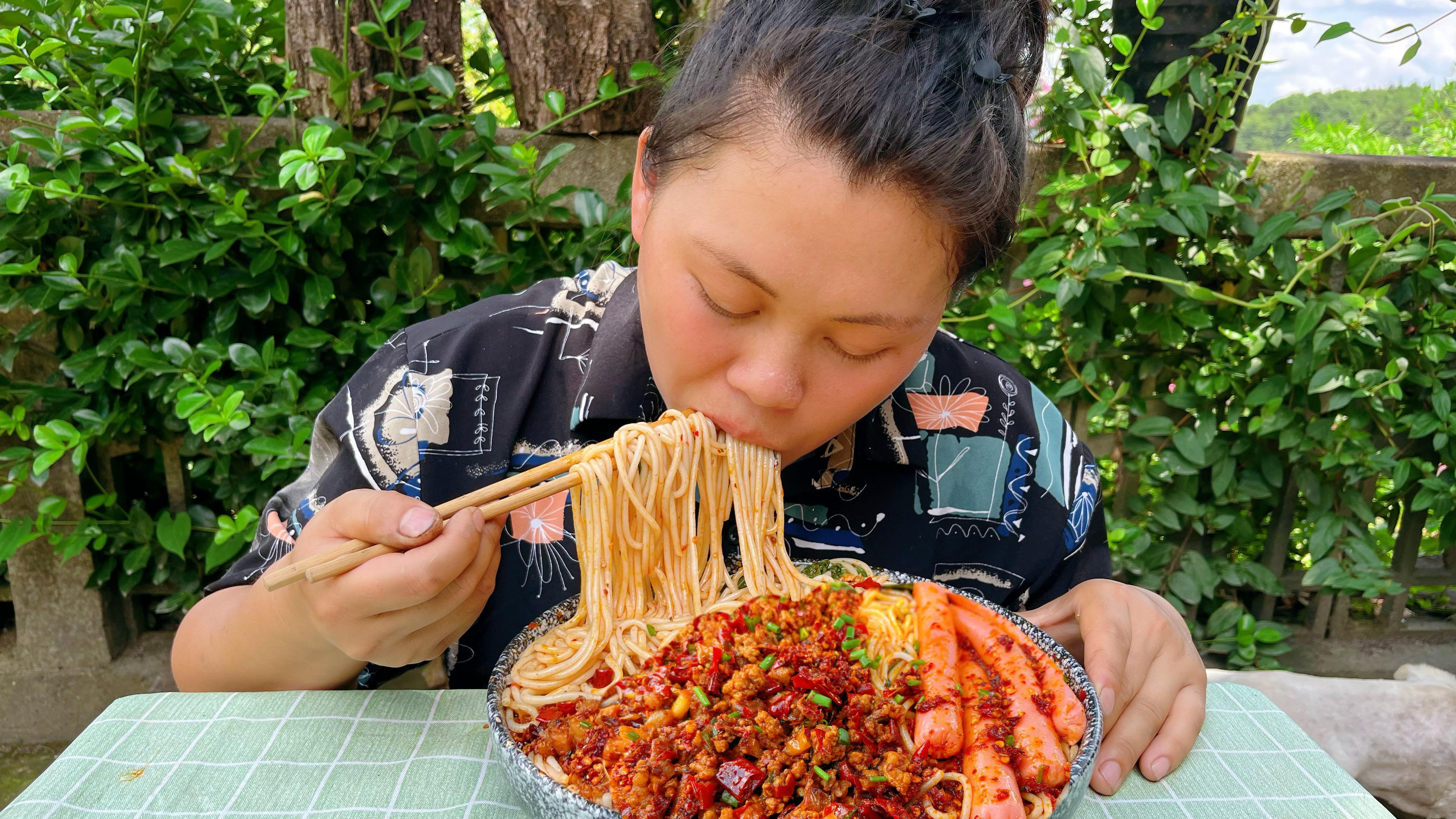 干完活煮一大碗米粉,配上一堆泡椒和肉末,加几根香肠爆辣过瘾
