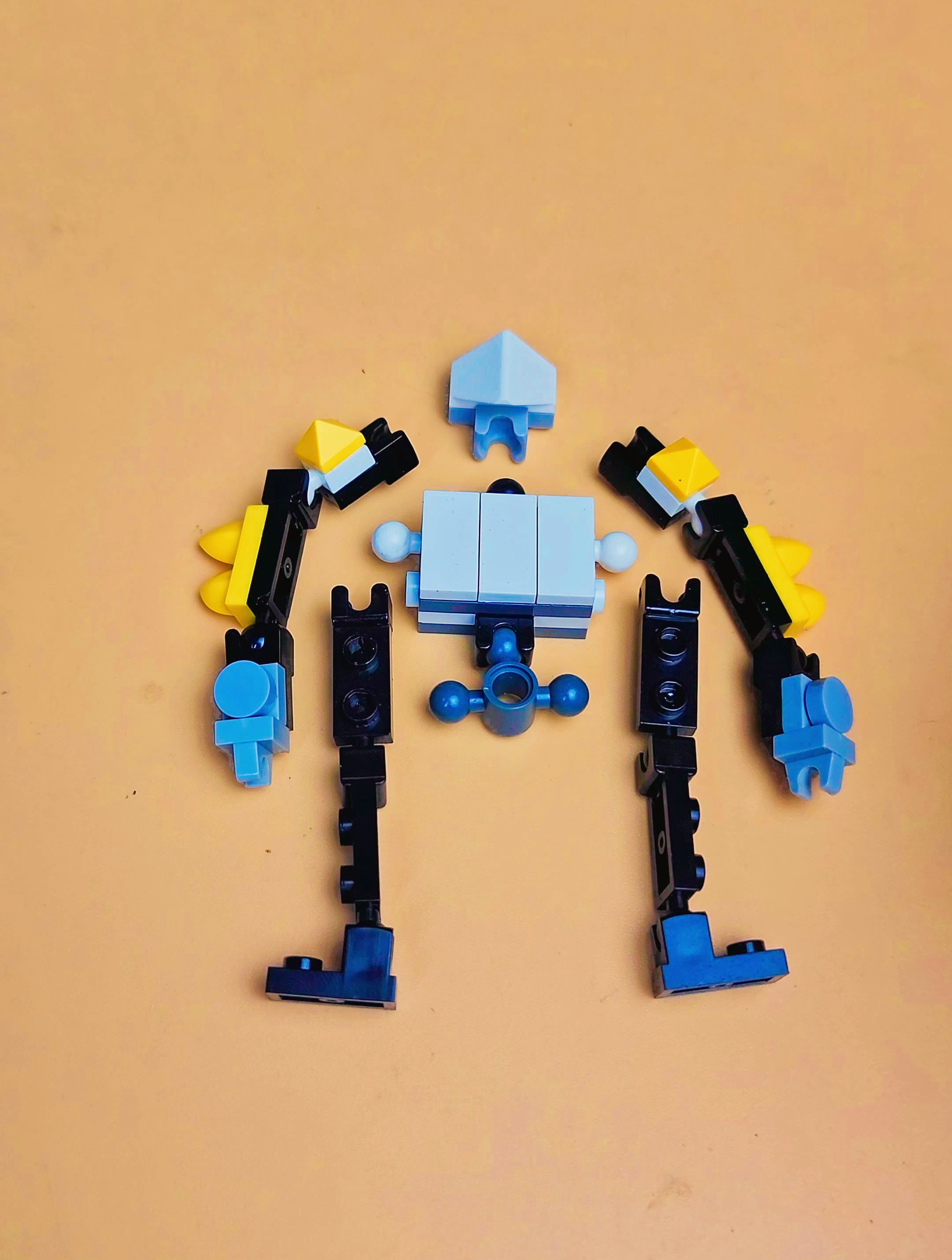 用积木拼搭一个四肢健全的机器人.实在没灵感