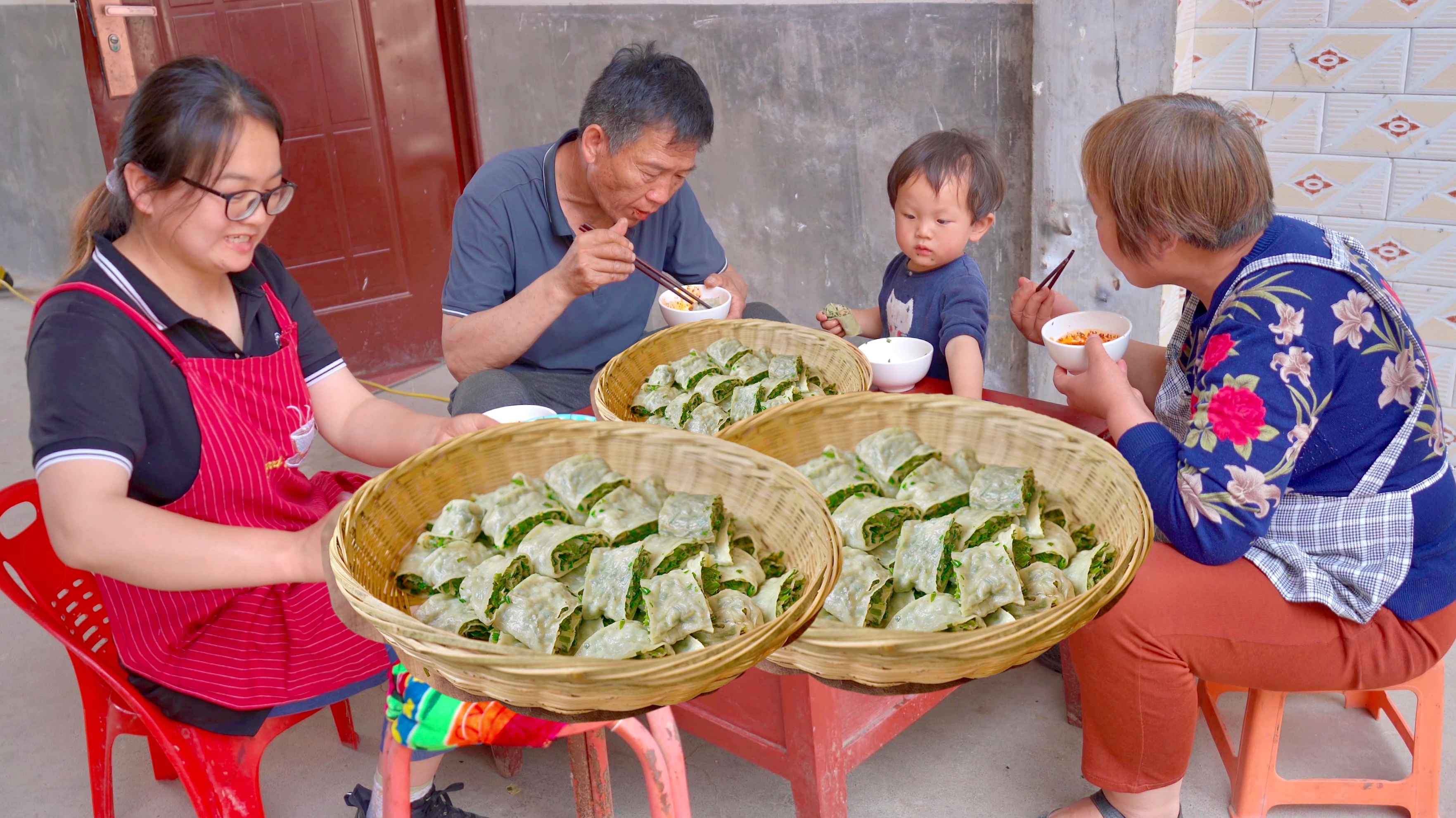 关中农家美食-韭菜孜卷,皮薄菜多,蘸辣子醋水水吃太香了!