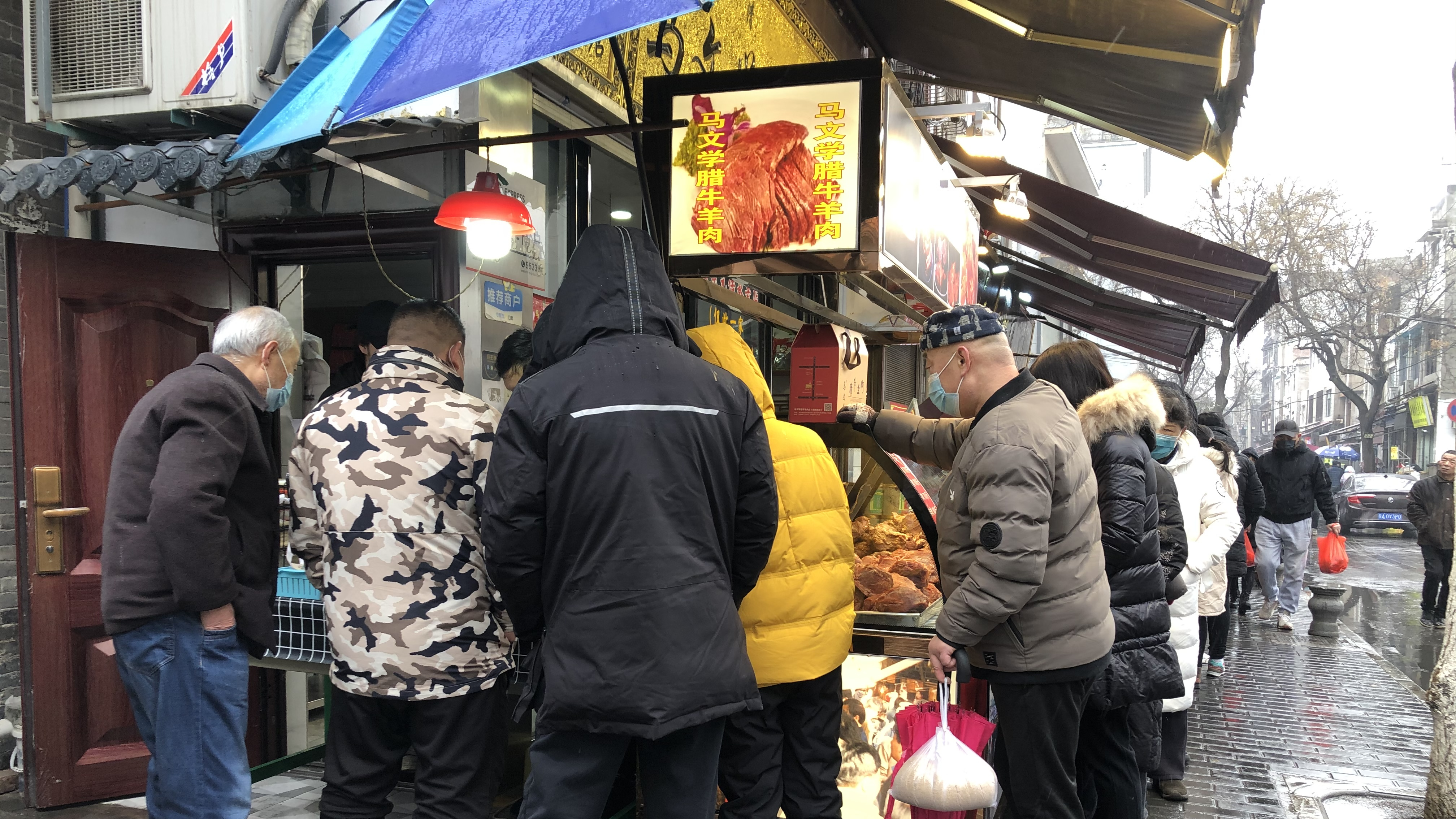 腊月二十五的西安回民街,排队买牛肉,看看价格是多少