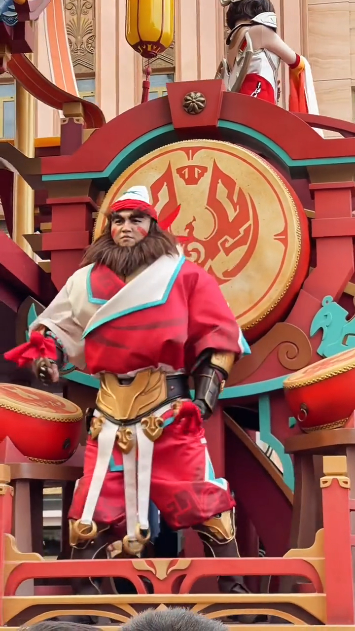 北京环球影城王者荣耀巡游,爱与正义的化身程咬金