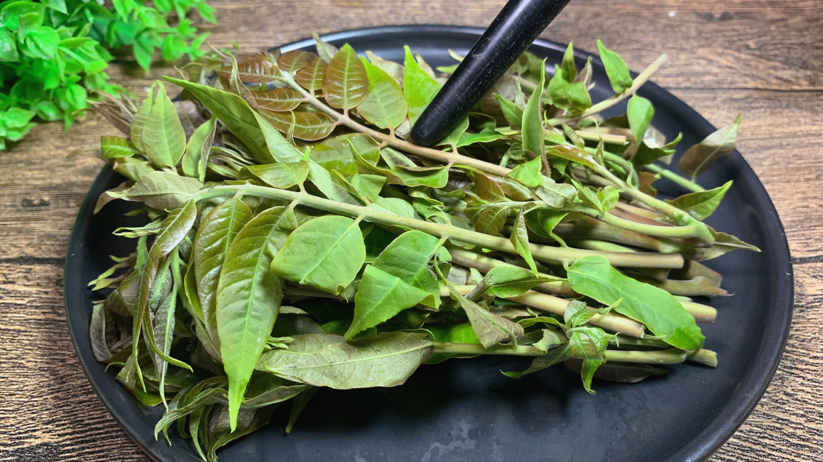 香椿炒鸡蛋,切记不要直接下锅炒,大厨教我一招,鲜嫩可口又健康
