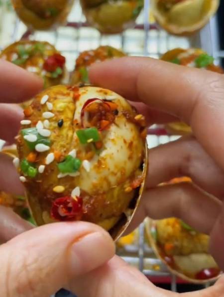 很多人没有吃过烧烤味的活珠子!-度小视