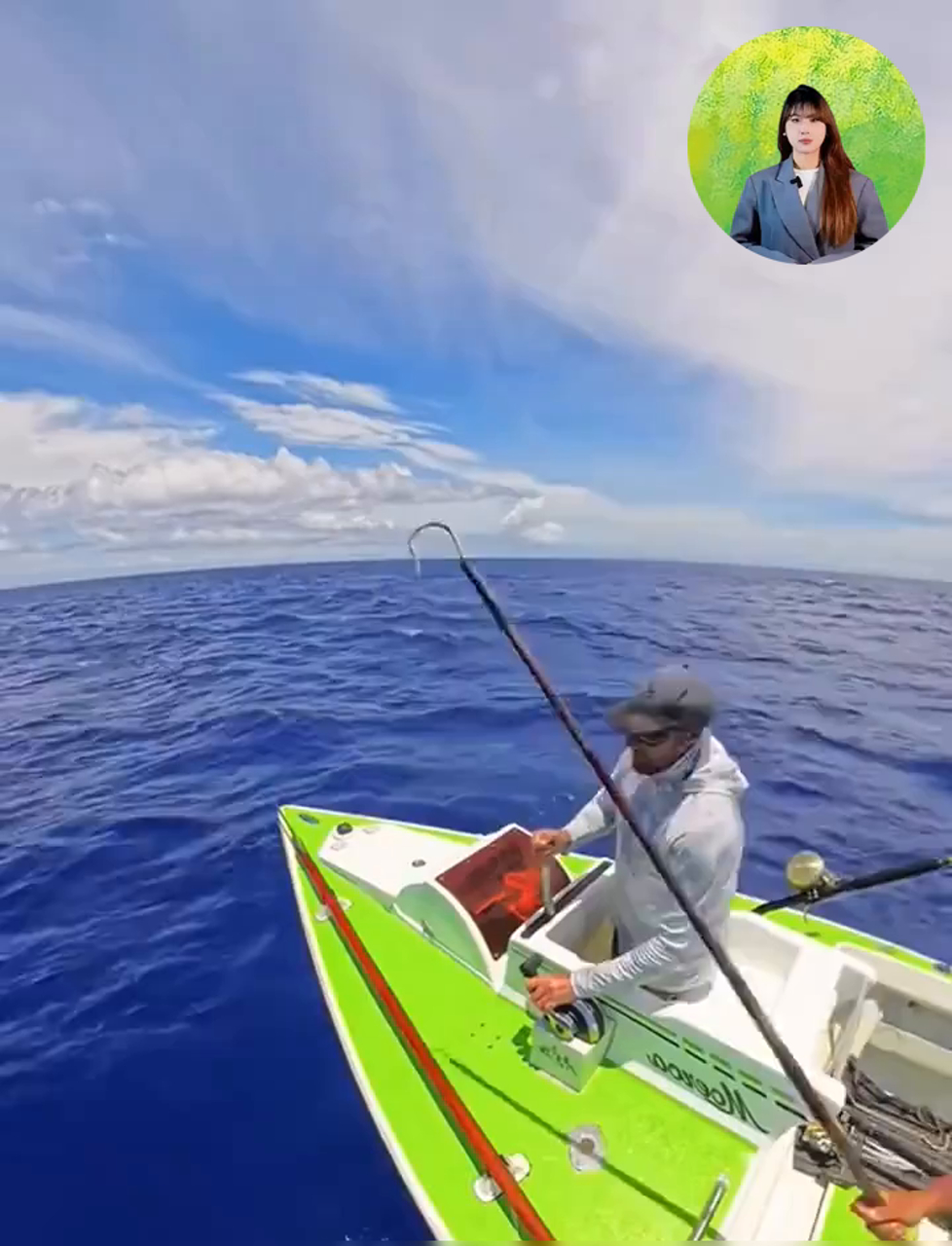 海边捕鱼趣事:渔夫大海里用鱼叉捉鬼头刀鱼