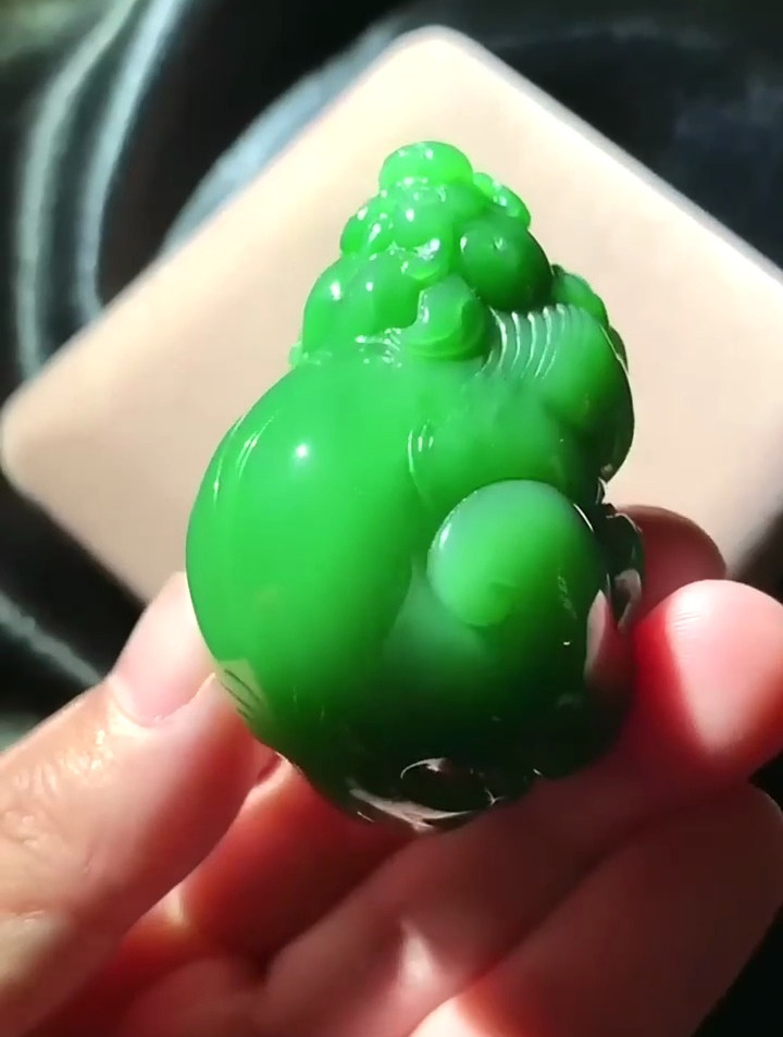 帝王绿招财貔貅碧玉,和田碧玉老冰底料,满色辣油绿,无裂无杂!
