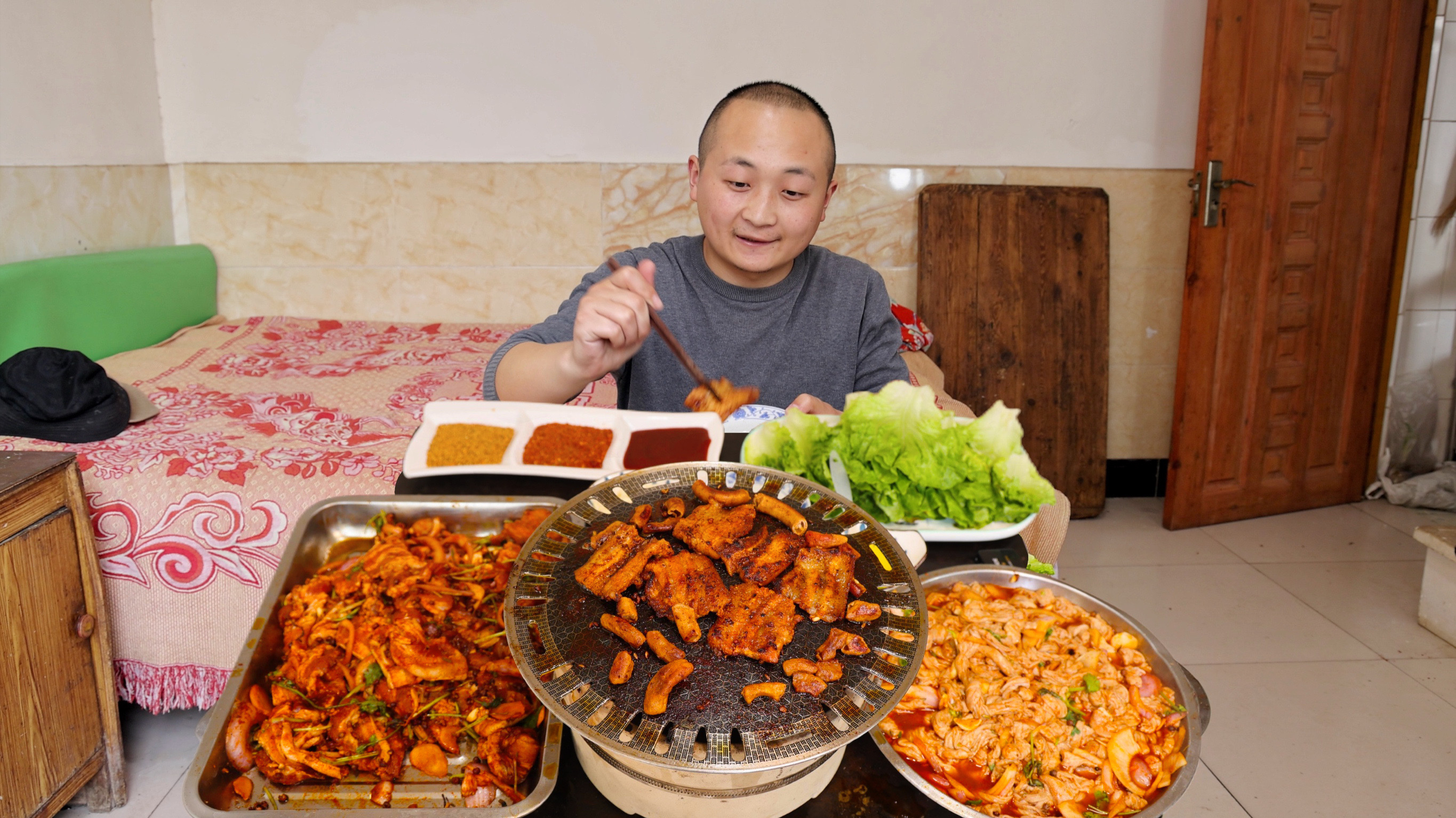 100多买五花肉1捆猪小肠，大冬做“烤肉”，煎至两面金黄太香了