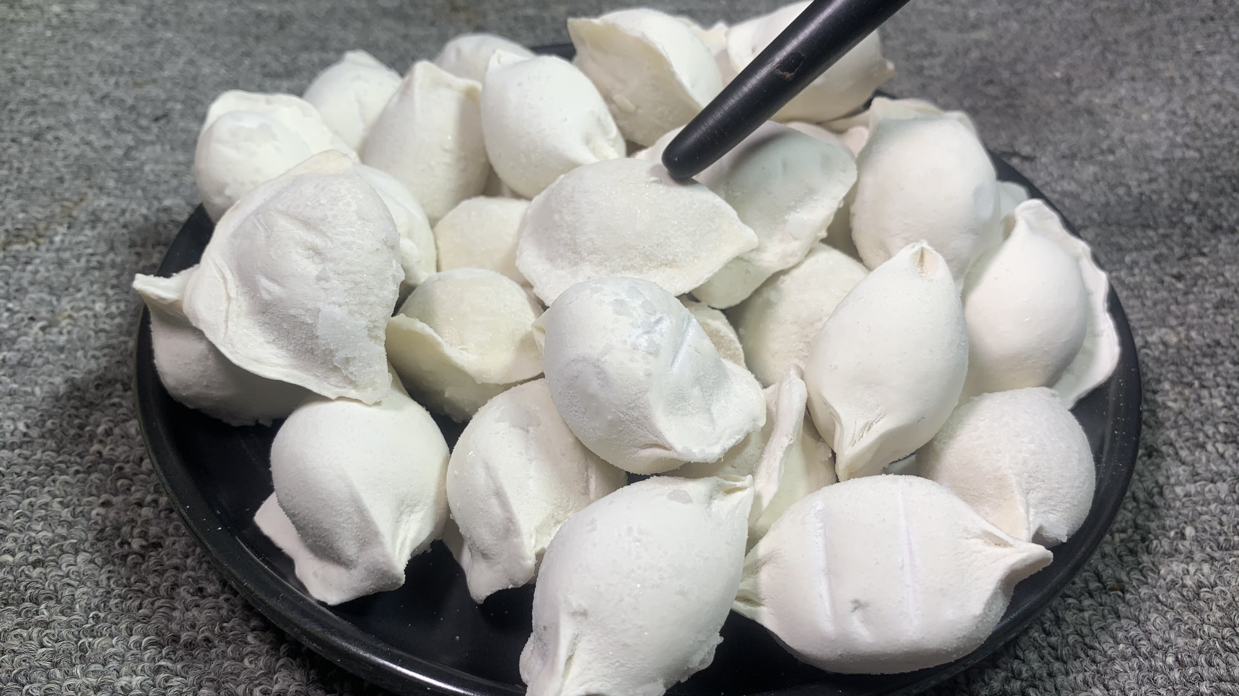 煮速冻饺子,用冷水和开水煮都不对,教你一招,饺子不破皮不露馅