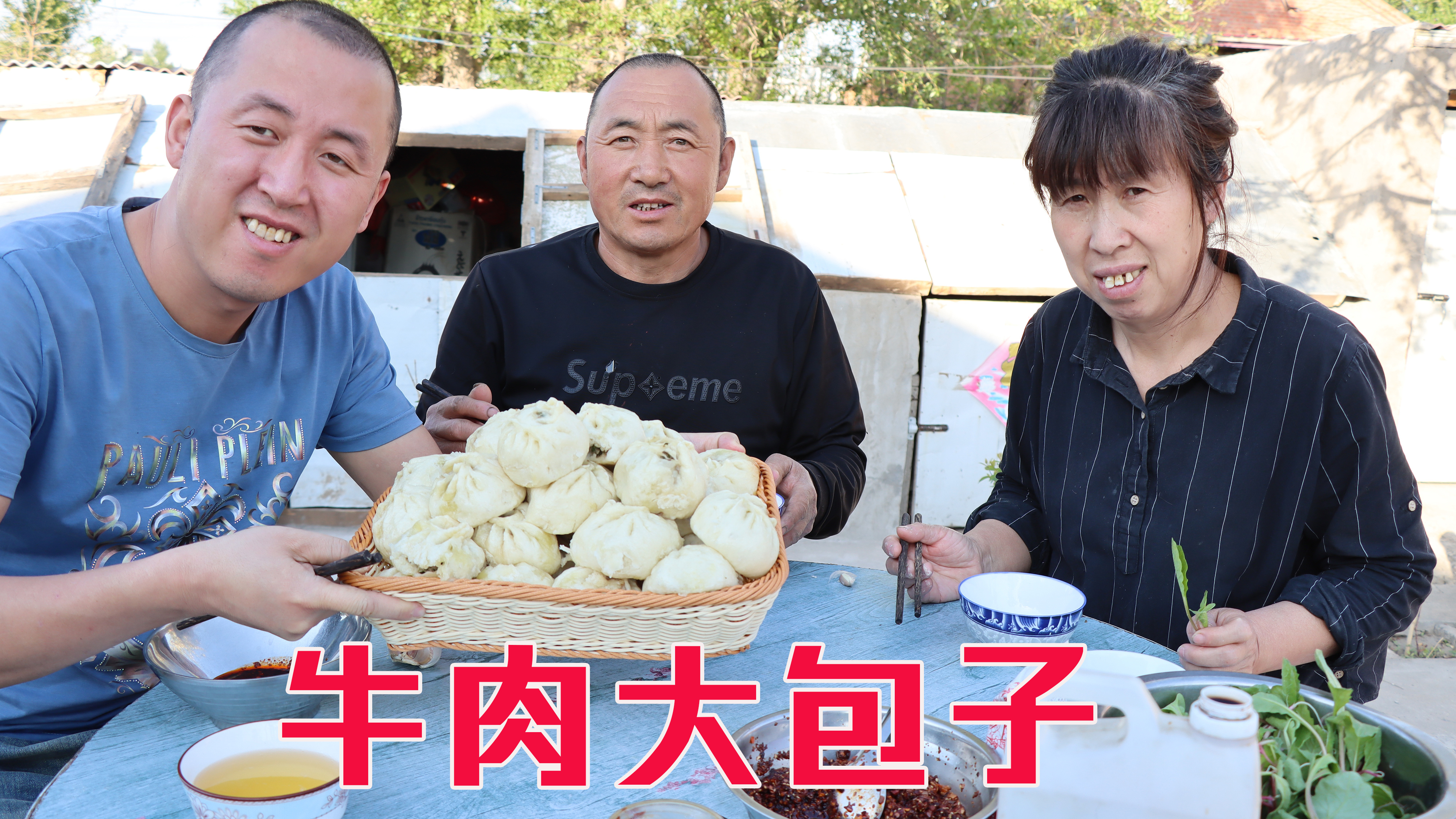 菜园子长势喜人,割点蒜苗蒸一锅牛肉包子,蓬松可口,吃着真过瘾