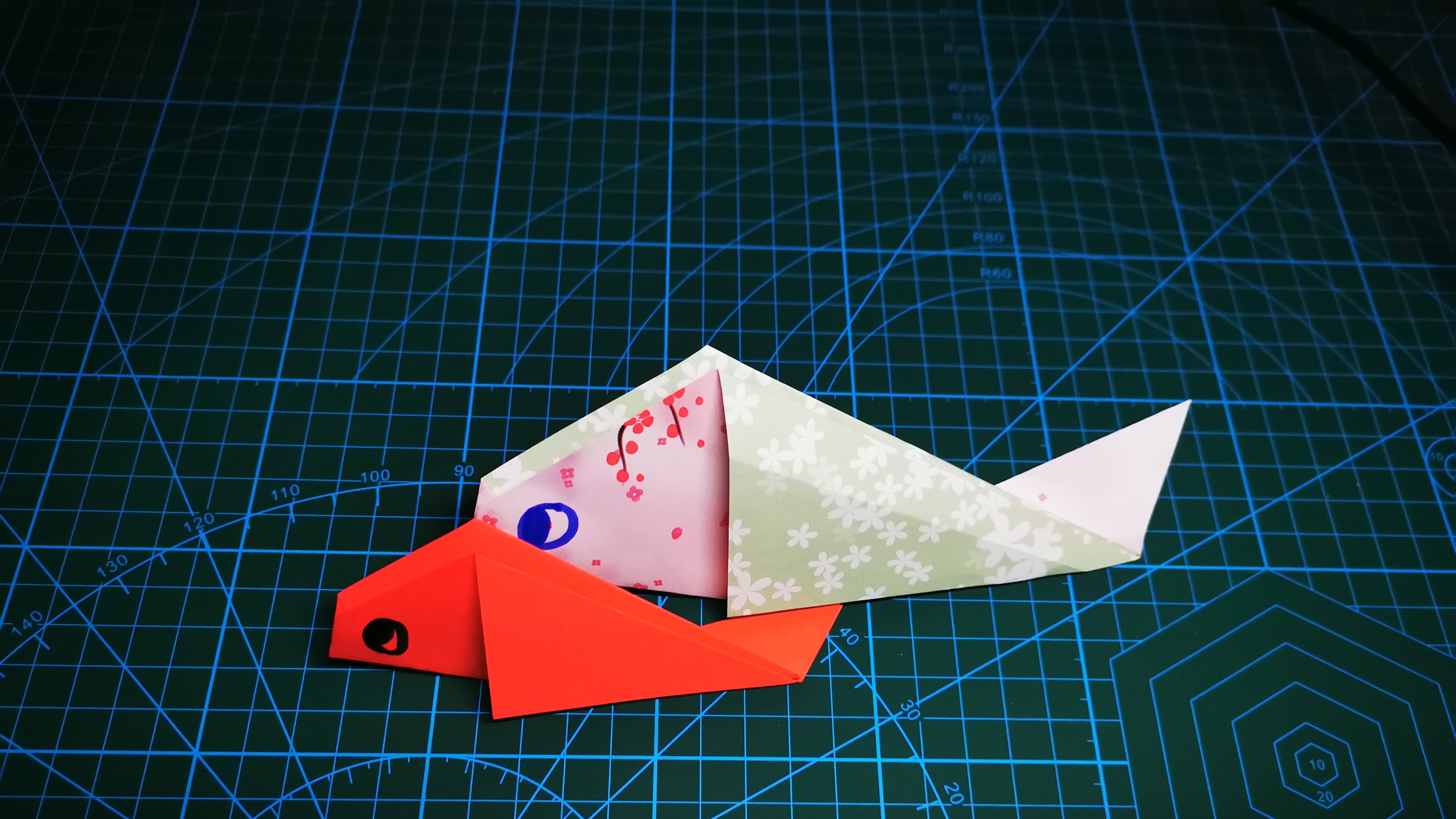 好简单的鲤鱼折法4步就能学会的详细教程,3岁就可以学会了