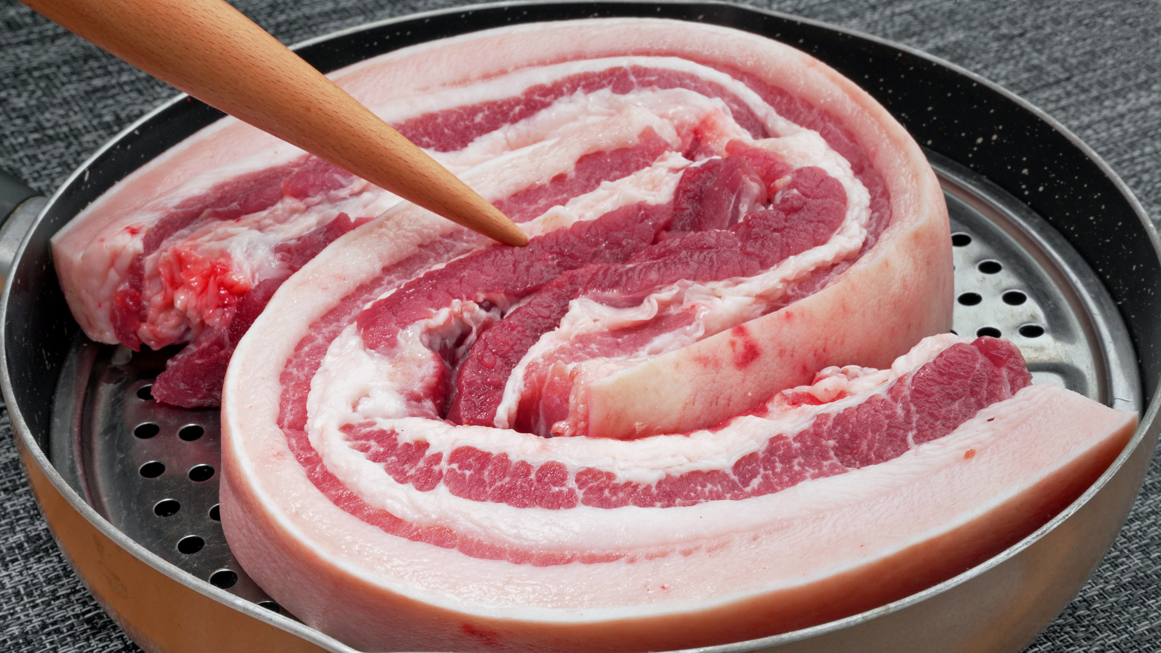 把五花肉放锅里蒸一蒸,家庭做法易上手,出锅都夸你是大厨,真香
