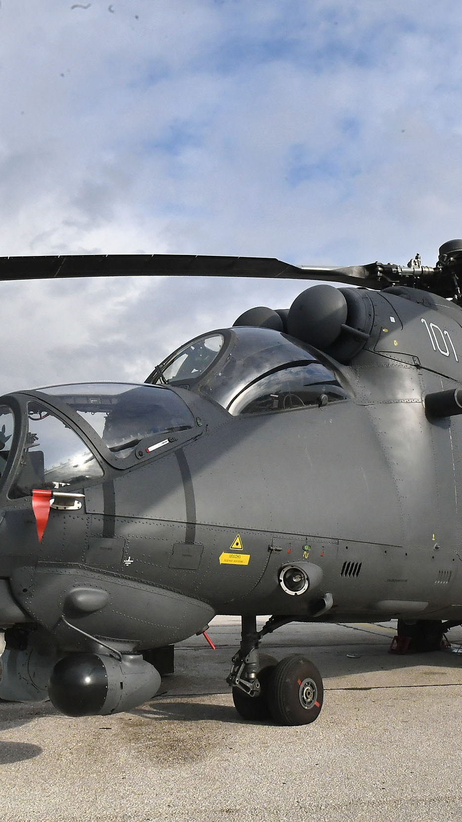 俄罗斯米35直升机实拍:利用火控系统大范围抛射!太震撼了-度小视