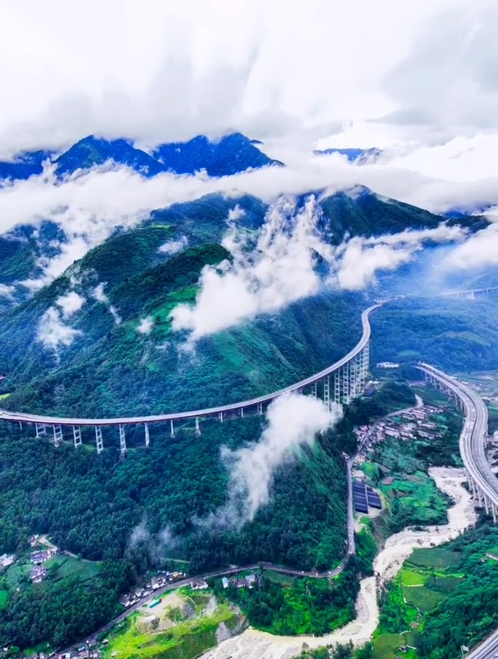 这条地震带上的雅西高速,被称为云端上的逆天工程-度小视
