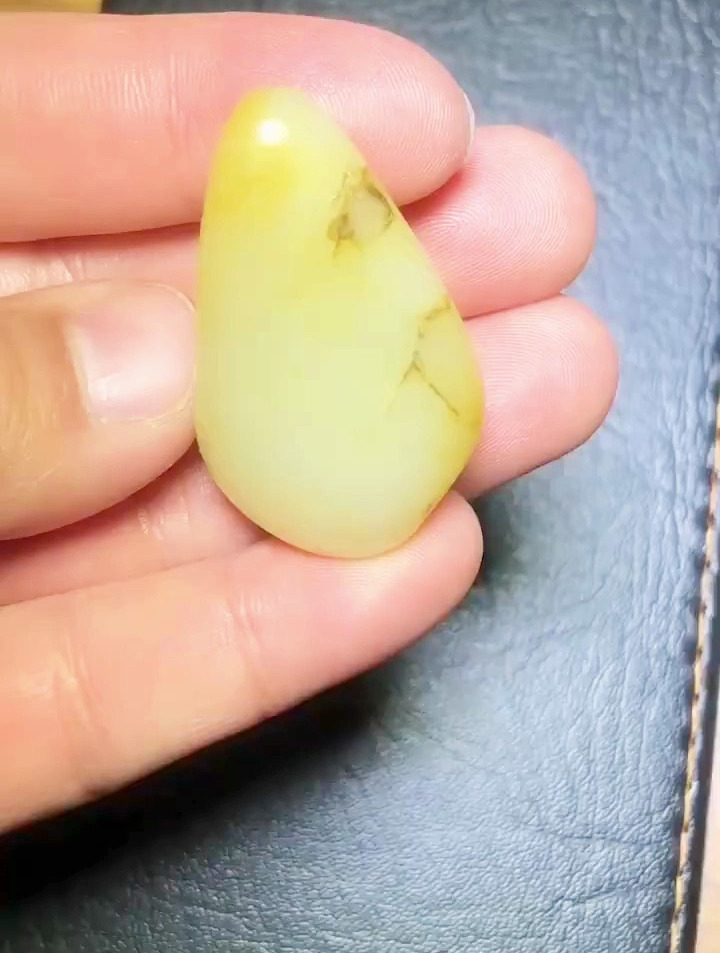 30.8克和田玉,洒金皮黄白种籽料 肉细油性好,皮子漂亮-度小视