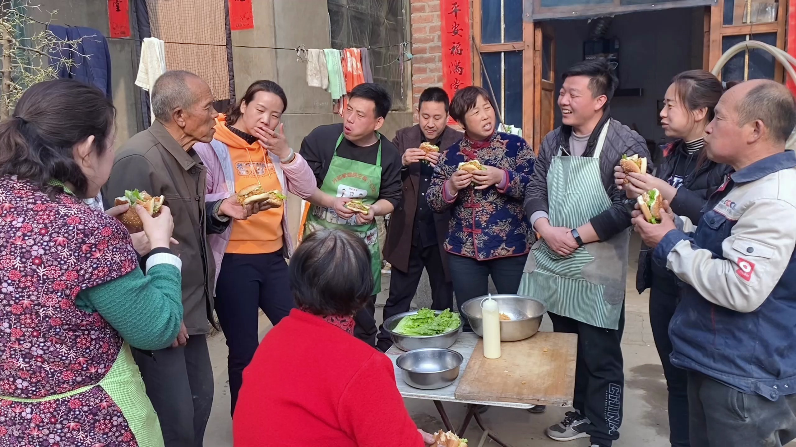 陈宏出摊前练手做汉堡,每人品尝口味给点评,看看味道到底如何