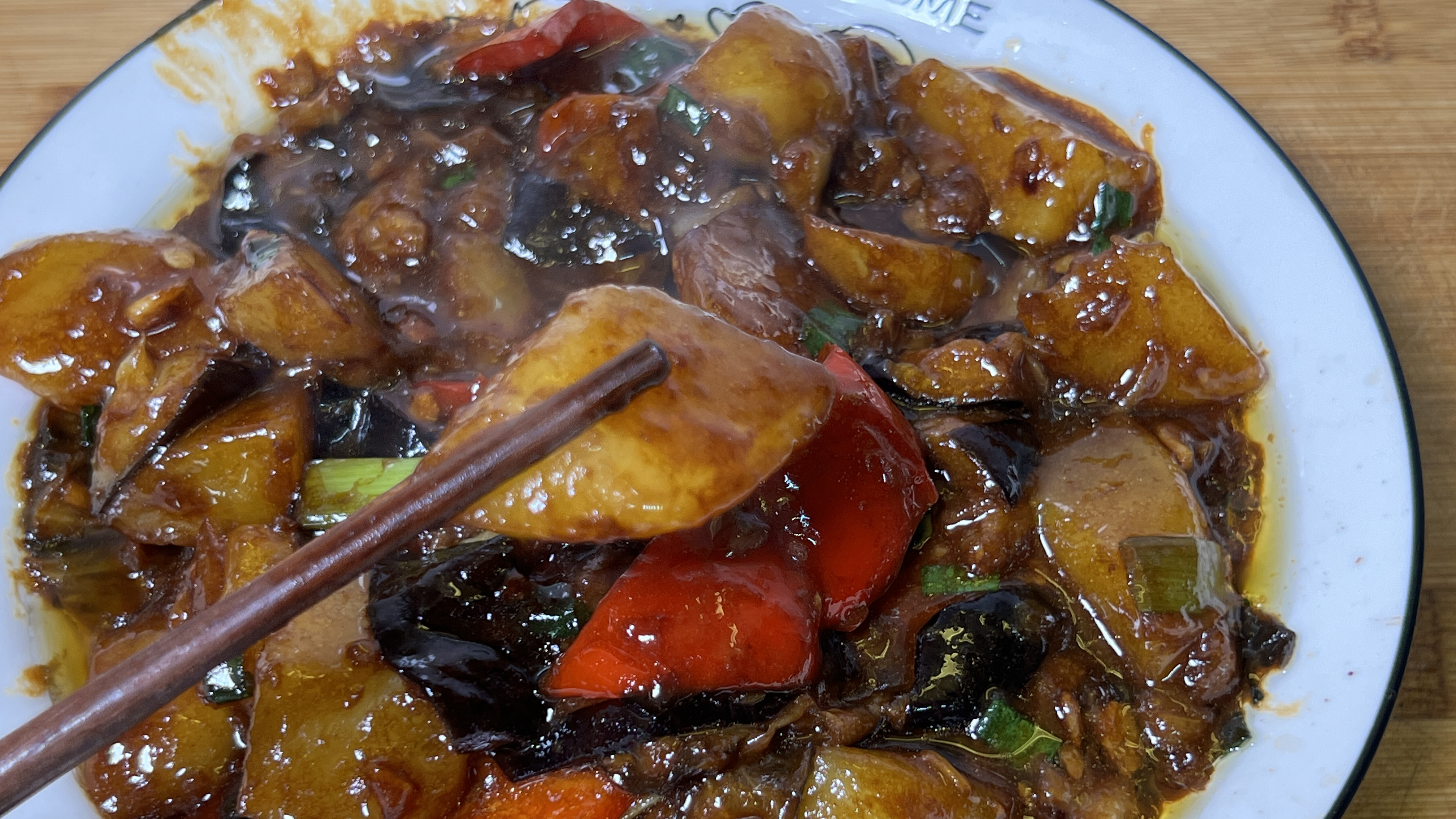 土豆和茄子这样烧太香啦,土豆焦香,茄子软糯入味,拌米饭太好吃