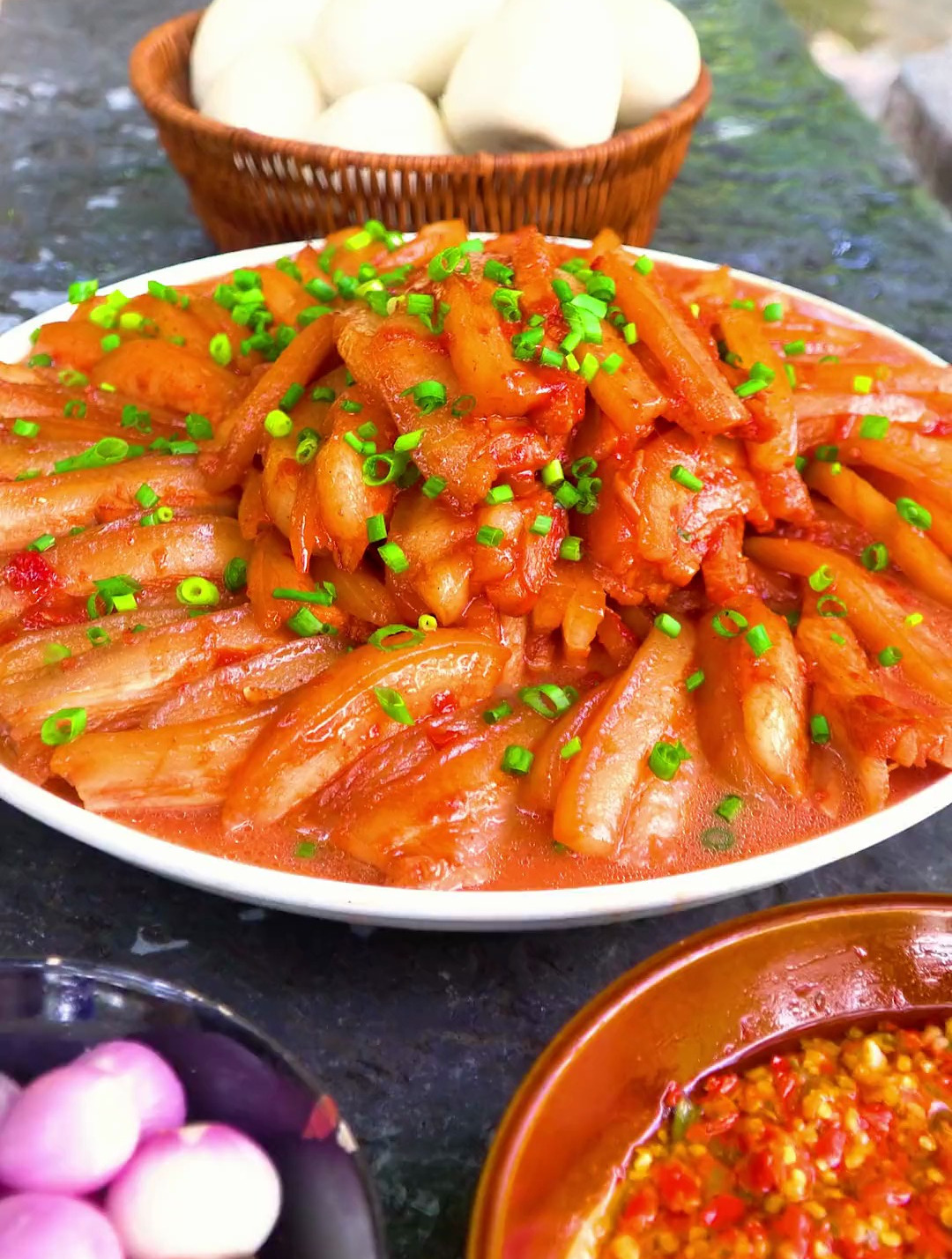 这样一大盘肉过瘾吧,三哥一口就是三片,最后吃的是盘干碗净的!-度小视