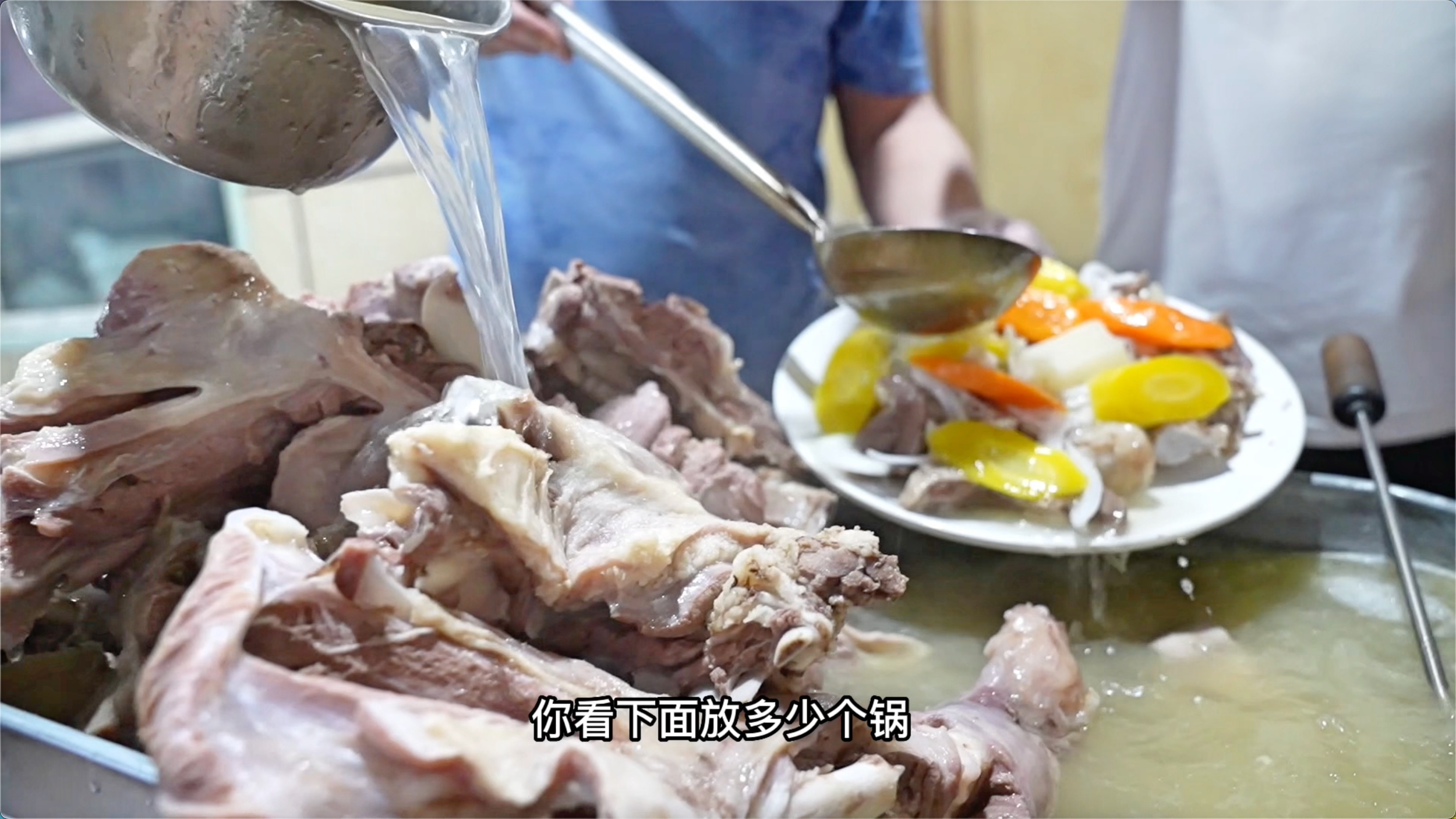 新疆手抓肉150元/公斤,配上皮芽子大块吃肉真香,每天能卖15只羊