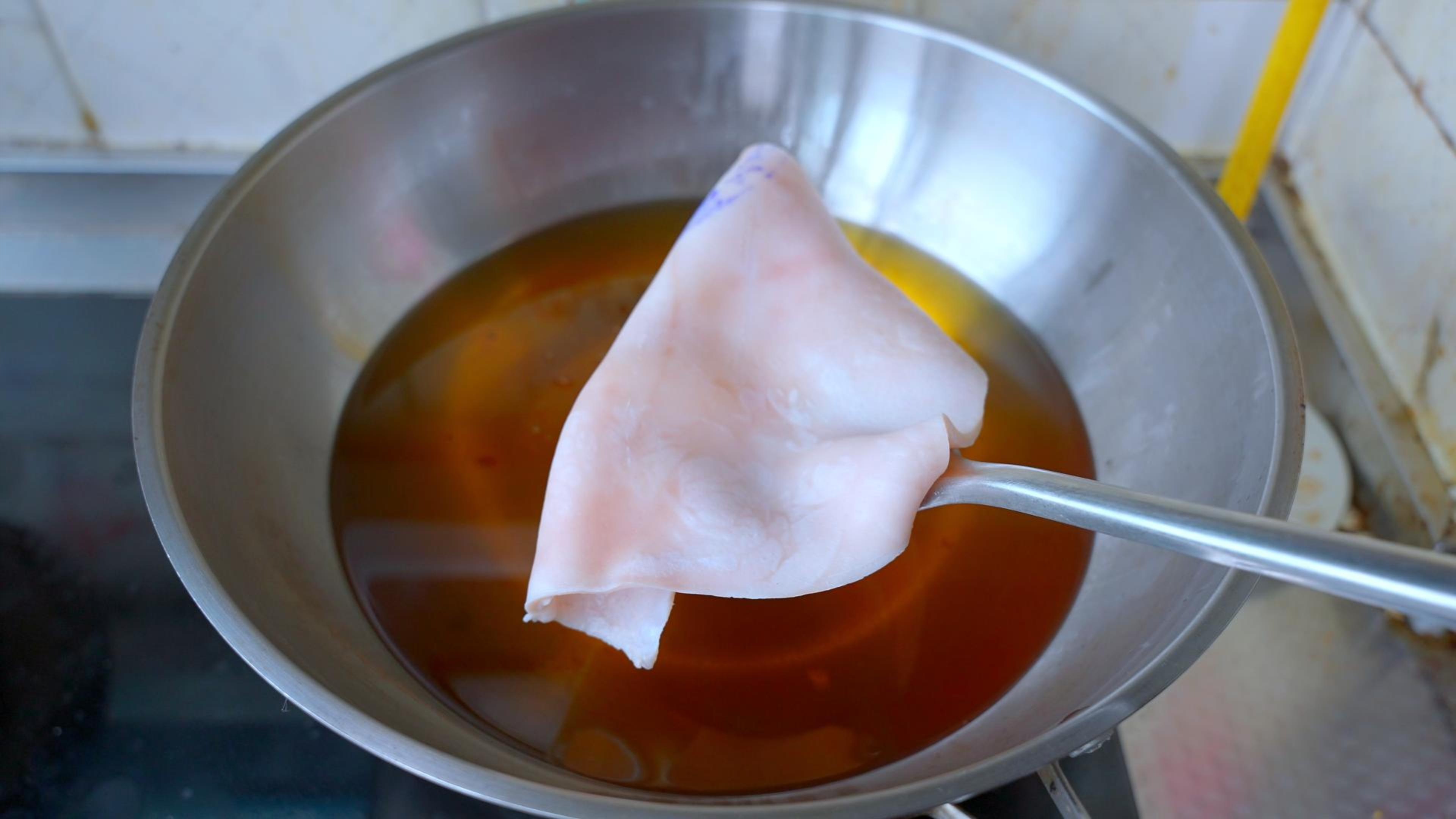 把猪皮放油锅里炸一炸，出锅瞬间变美食，头一次见这做法，太香了
