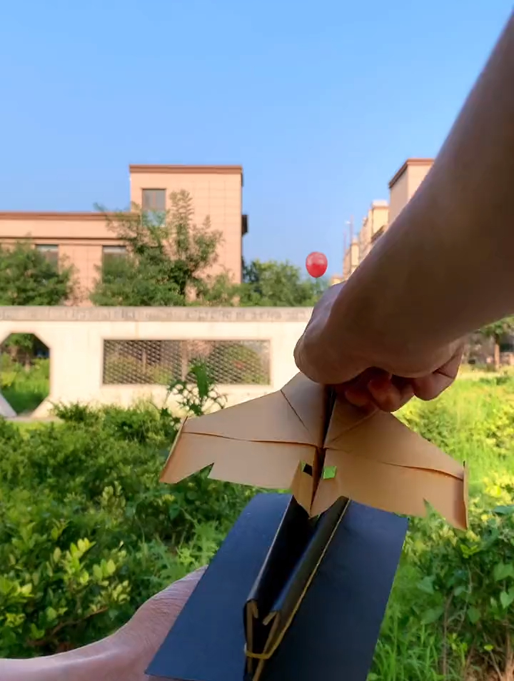 纸飞机还可以这样玩!制作发射装置,弹射起步,快叫妈妈帮你折