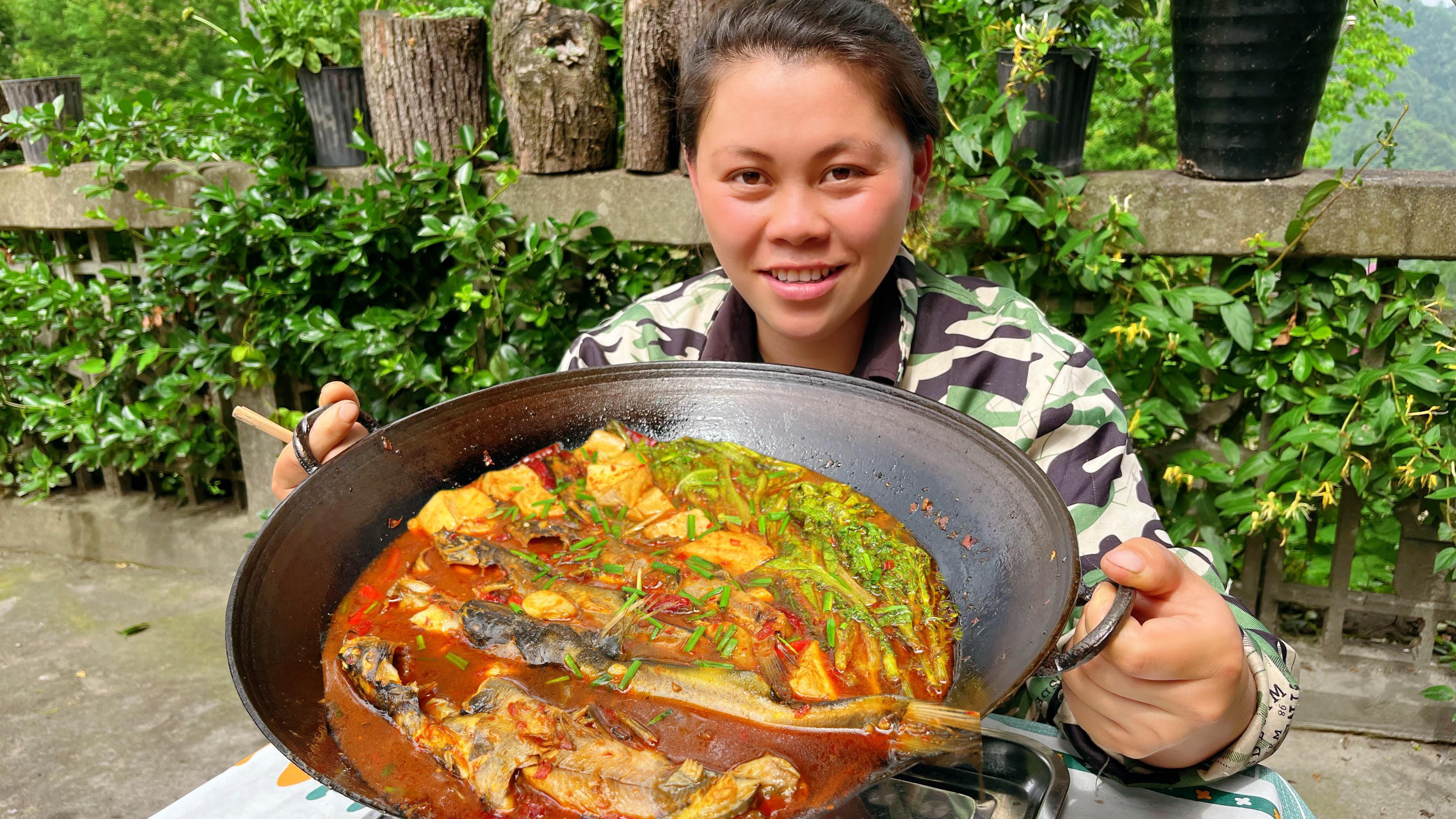 今天买几条黄骨鱼,配上豆腐蔬菜煮一锅,酸辣够味不用吐刺真过瘾