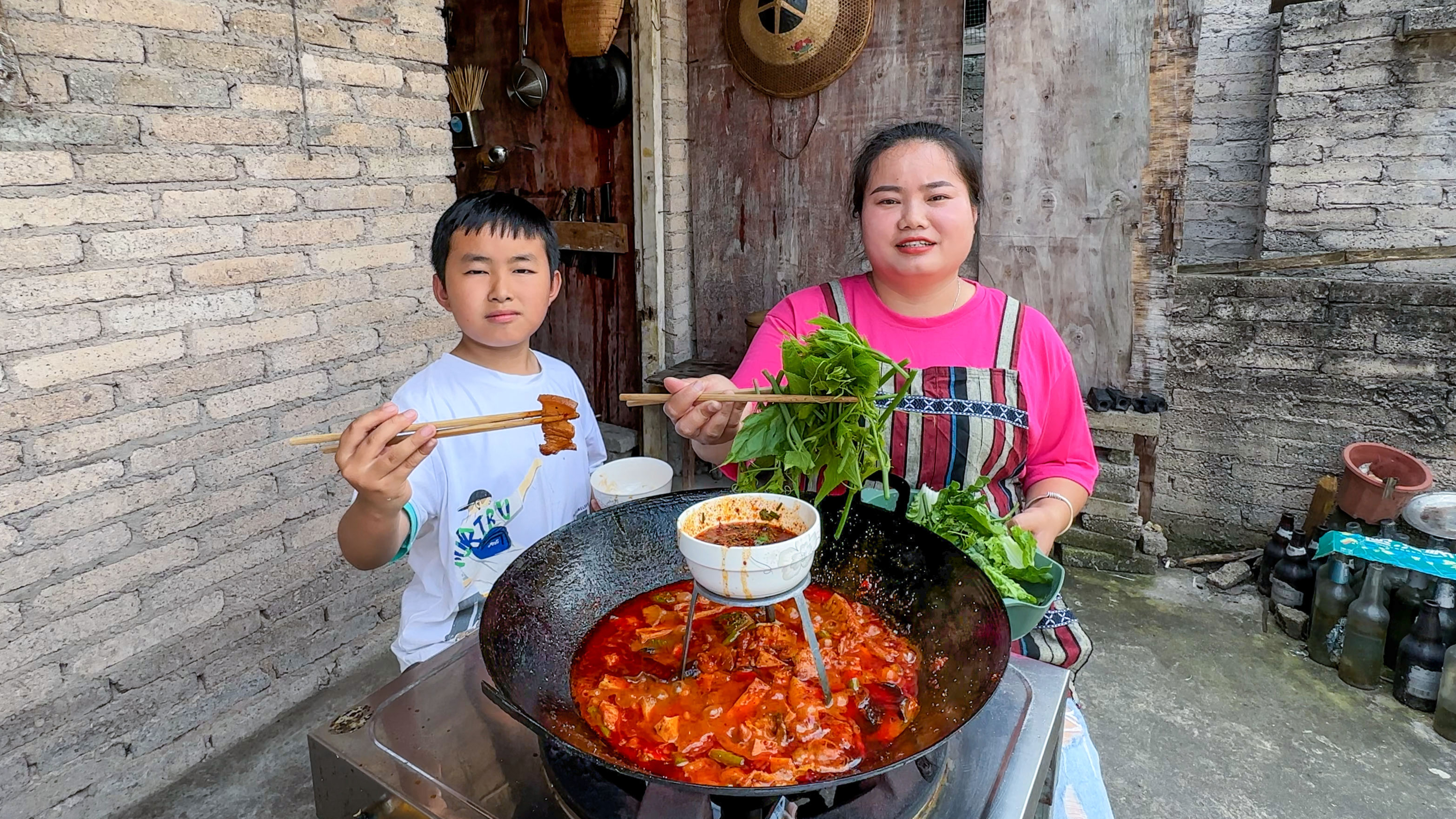 贵州地摊火锅，锅底新鲜猪肉现炒，刷蔬菜和肉嘎嘎香
