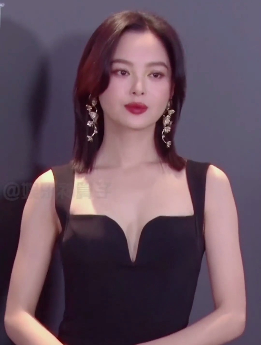 辛芷蕾一袭黑色宽吊带连衣裙性感妩媚