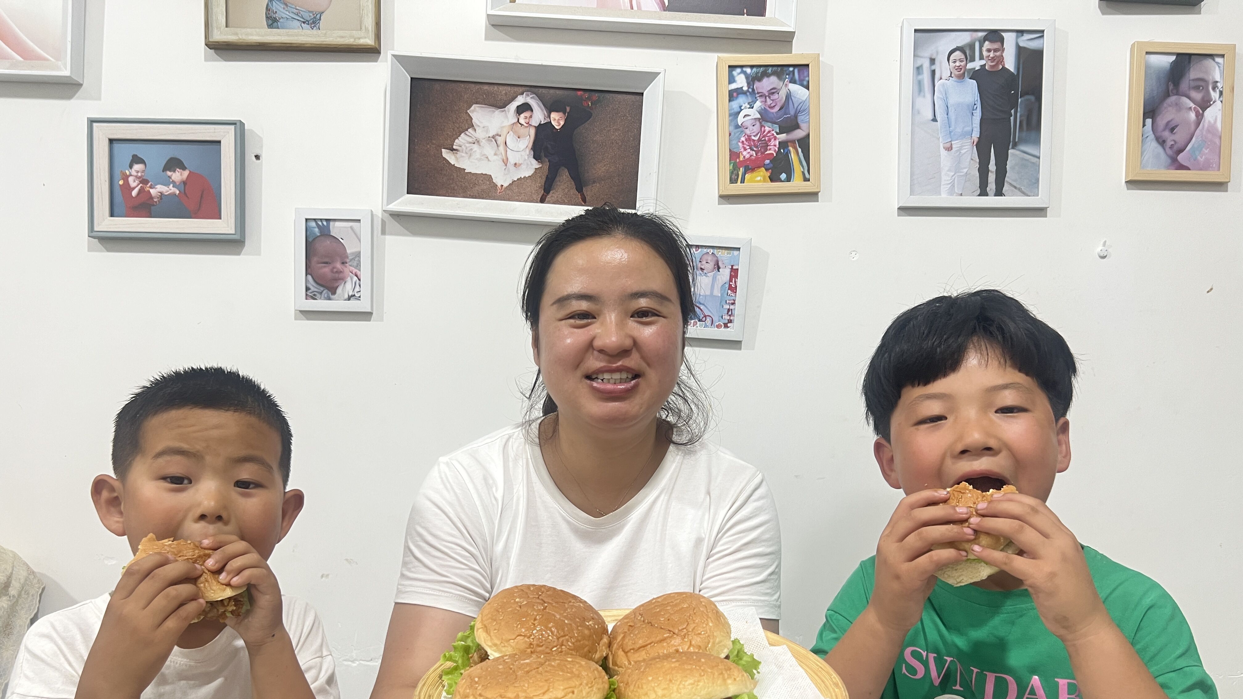今天做了鸡腿堡,简直是孩子们的最爱,金黄酥脆的鸡腿也太香了