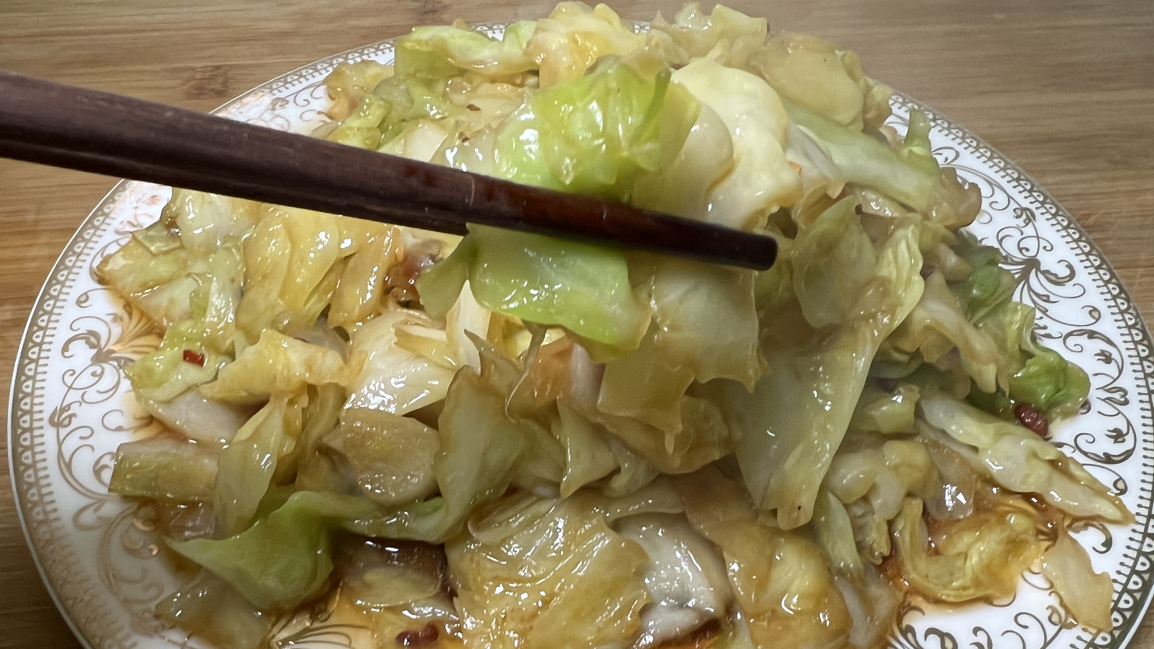 手撕包菜这样做,清淡爽口,包菜不过油不焯水,开胃解油腻,好吃