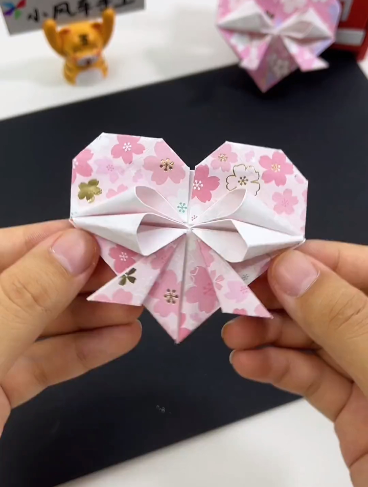 七夕节快到了,用漂亮的彩纸折个立体爱心吧-度小视