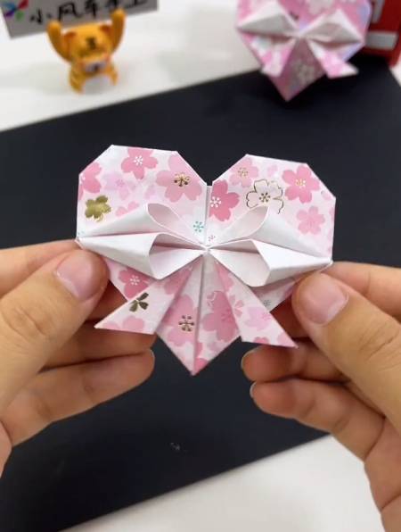 七夕节快到了,用漂亮的彩纸折个立体爱心吧-度小视