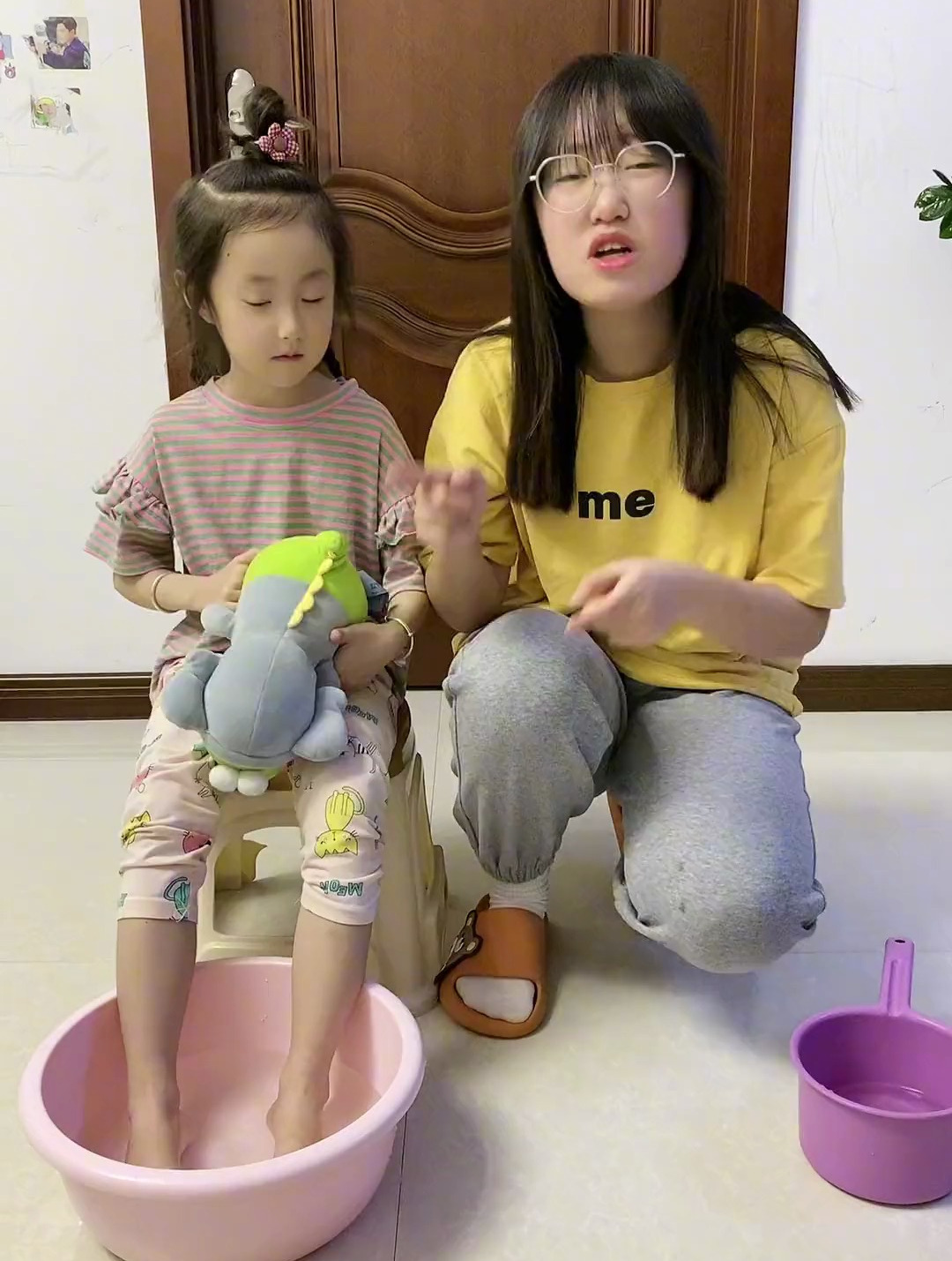 这娃洗个脚真难伺候!