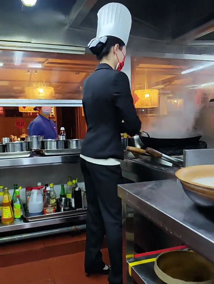 给你们来个大火烧鱼头,厨师美女炒菜姿势都是这么优美!-度小视