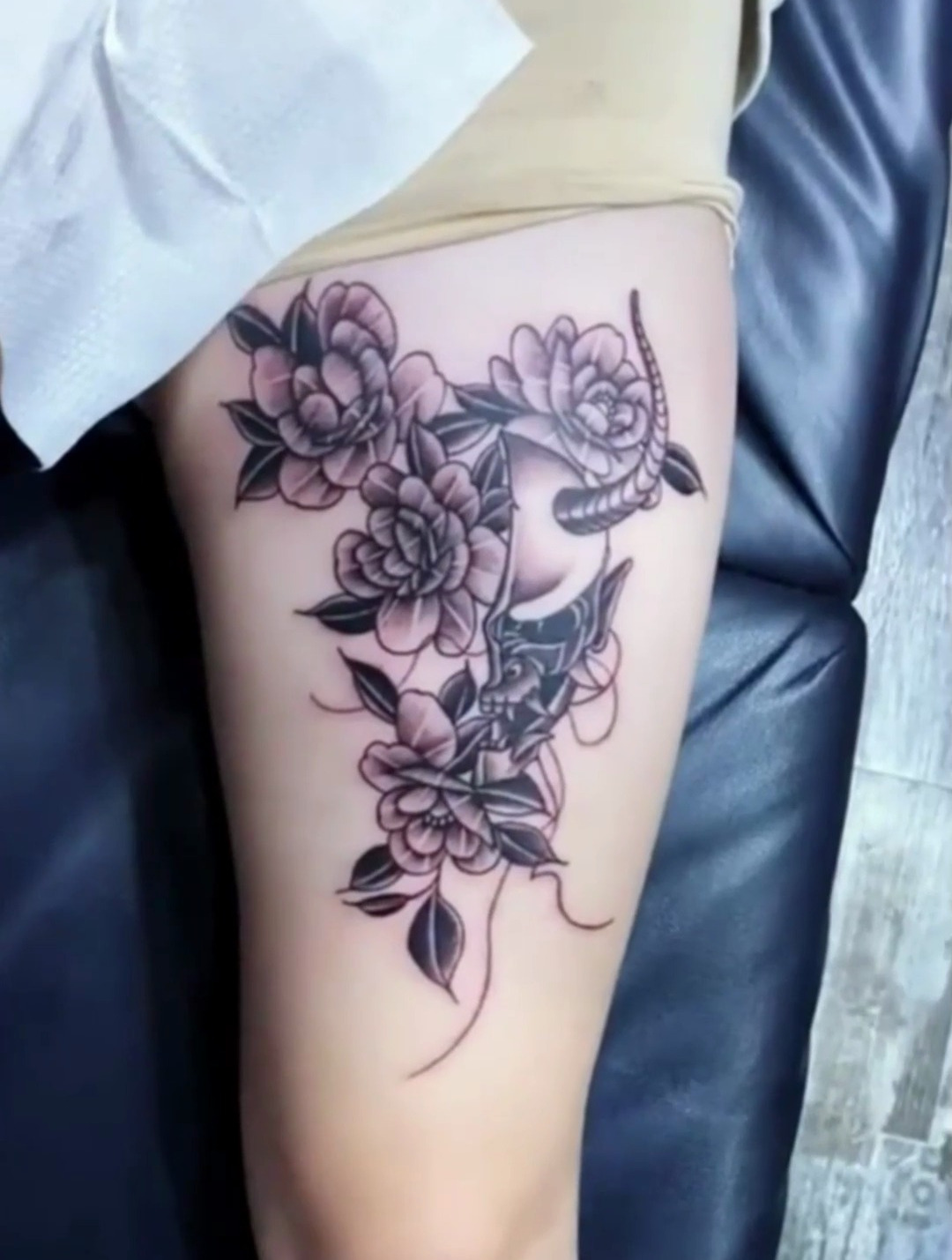 美女大腿根纹身,纹身师都不淡定了,洗了好几次脸