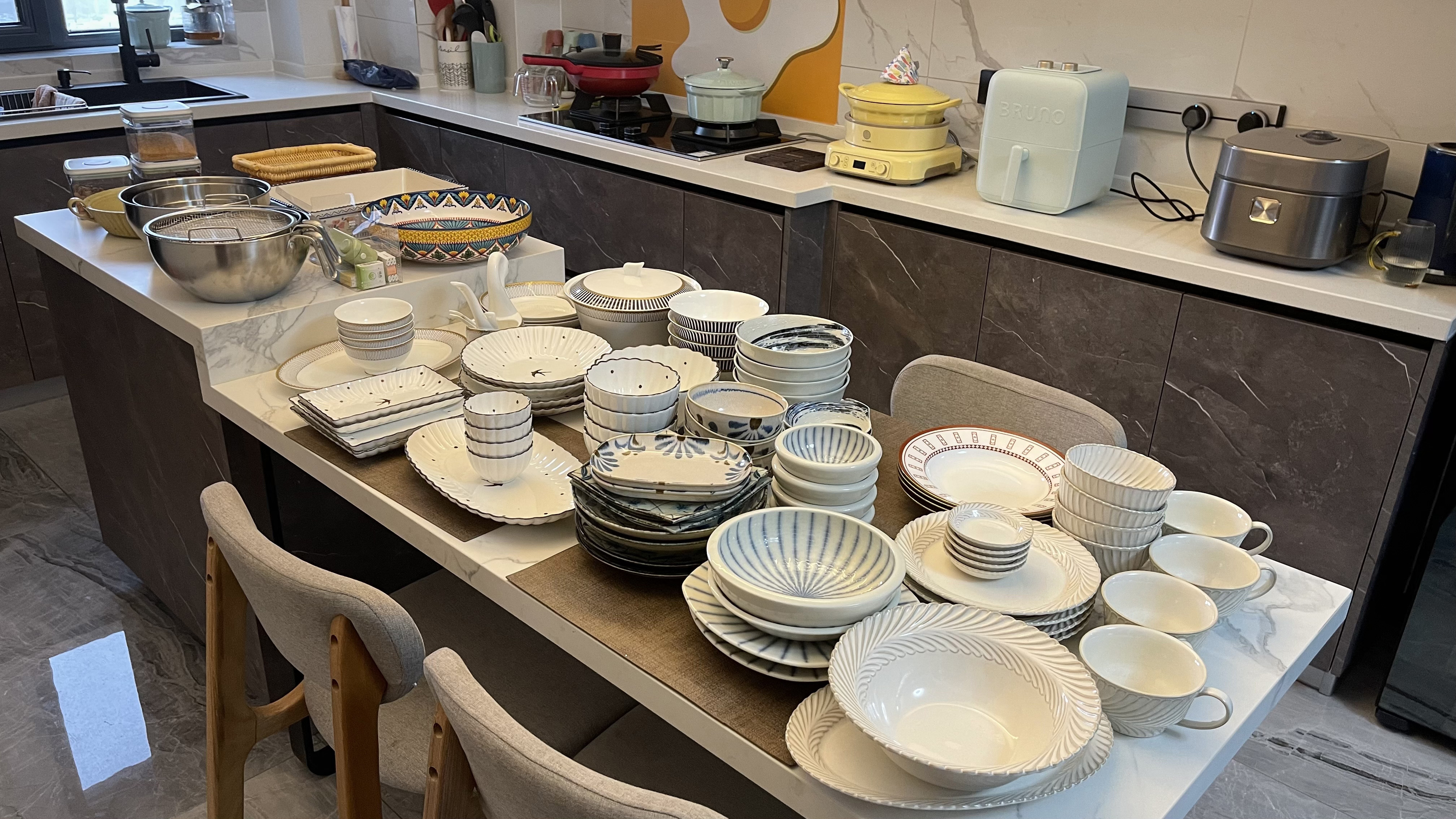 把所有餐具倒腾出来给大家看看,老公说我赚那点钱全买盘子了