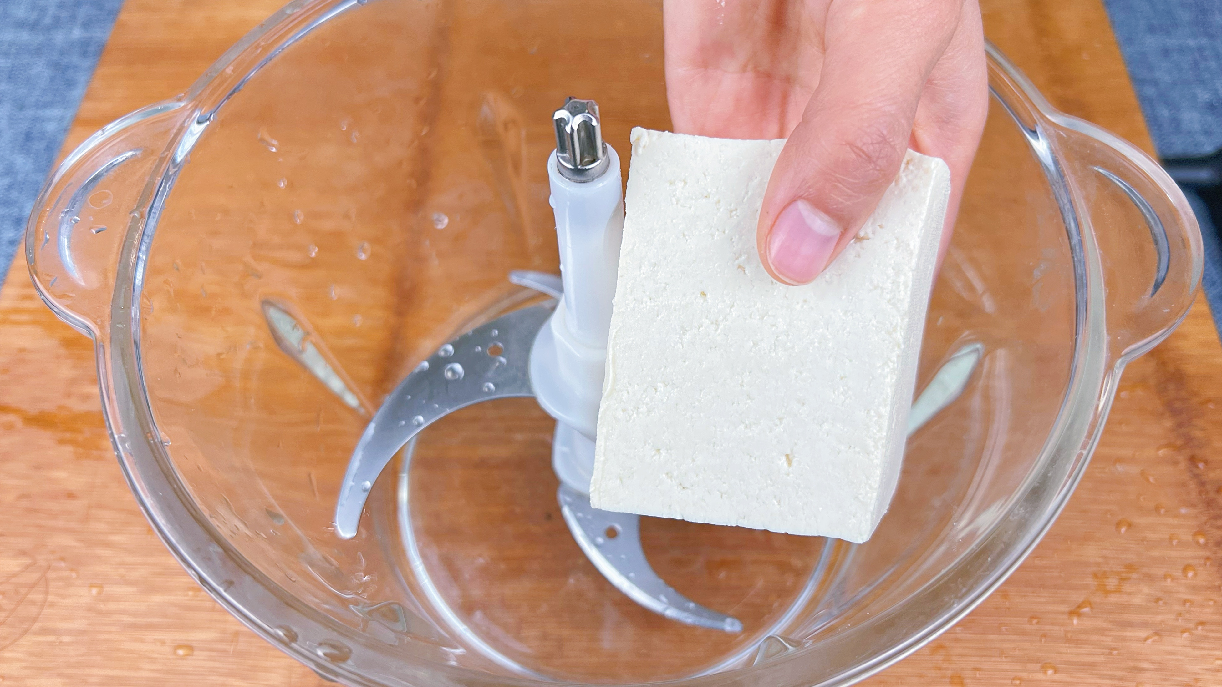 把豆腐丢入绞肉机中,出锅瞬间变美食,第一次见这种做法,真好吃