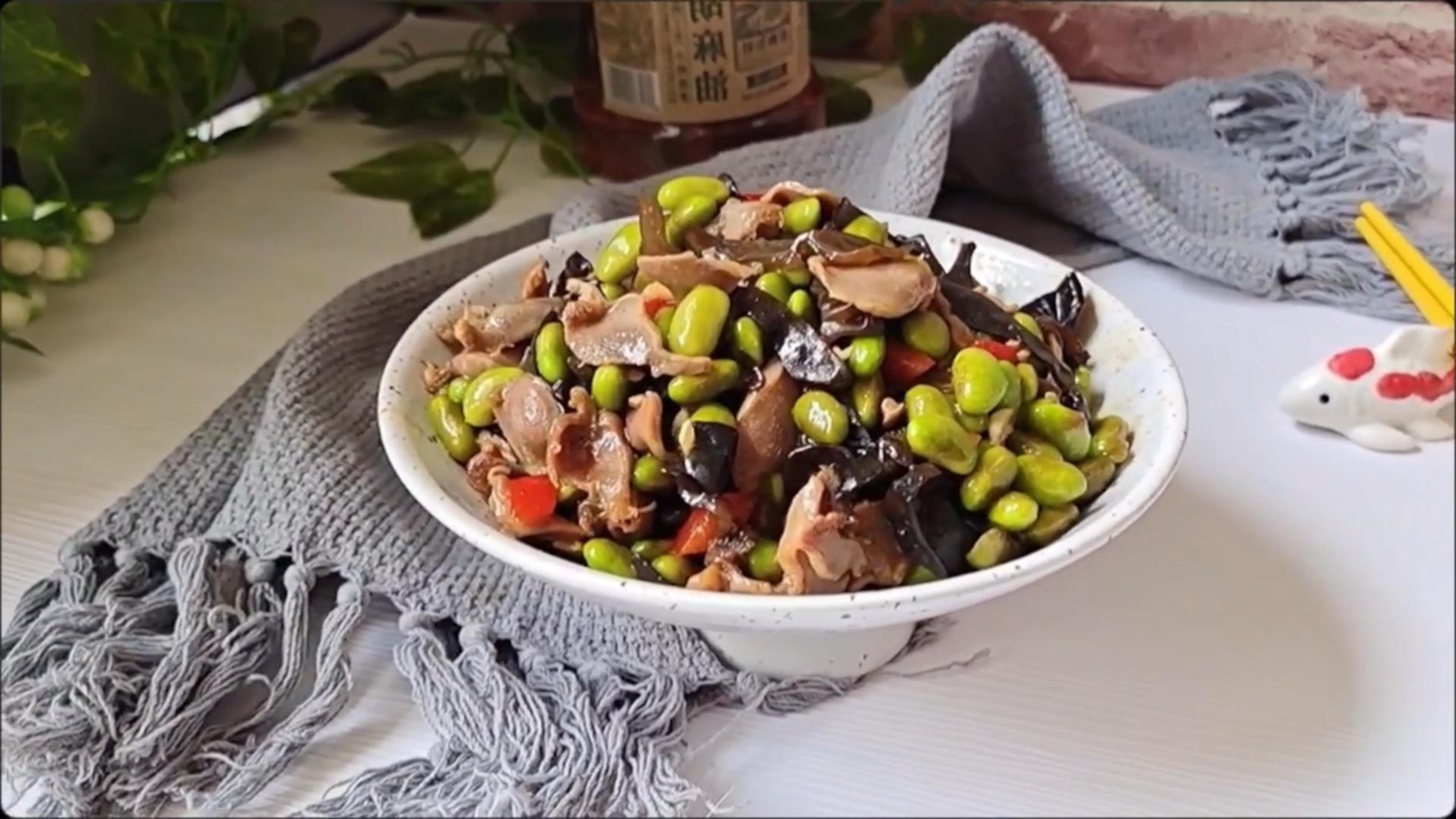 鸡胗先翻炒变色出锅,再和其他食材翻炒才能保证鸡胗脆嫩的口感