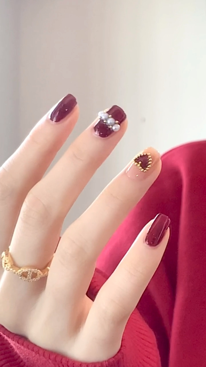 秋冬显白酒红色珍珠爱心美甲