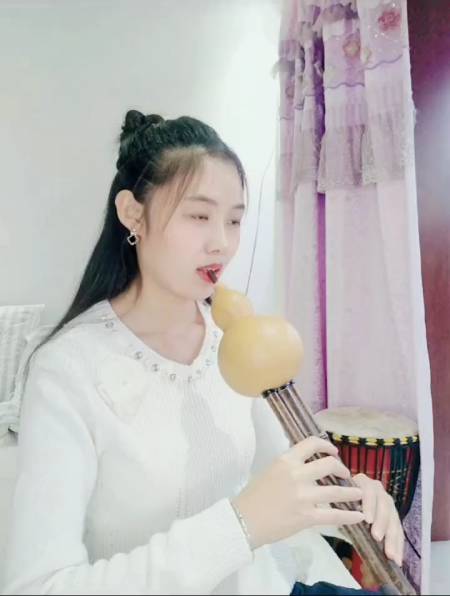 美女小姐姐葫芦丝演奏《月亮》-度小视