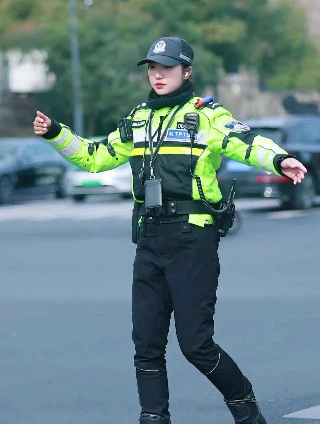 2024年正月又遇到一位甜甜的的女交警.又美又飒