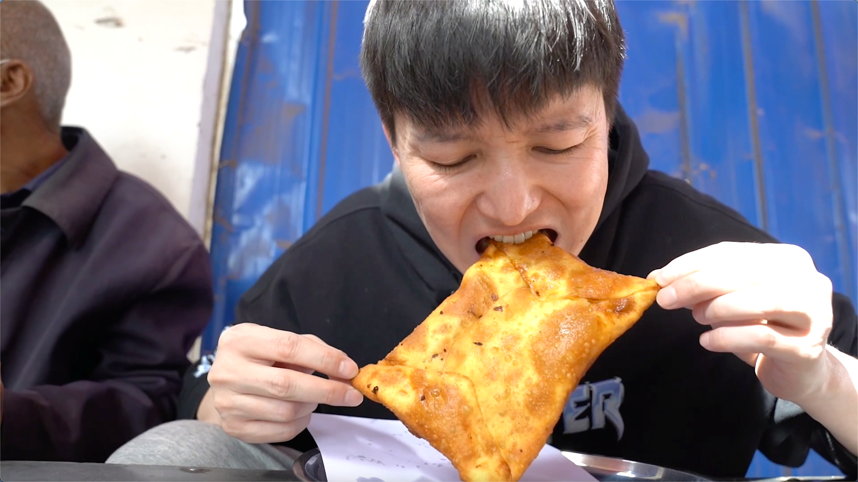 新疆路边摊美食油包子5元/个,包上牛肉皮芽子放油锅炸,真的划算