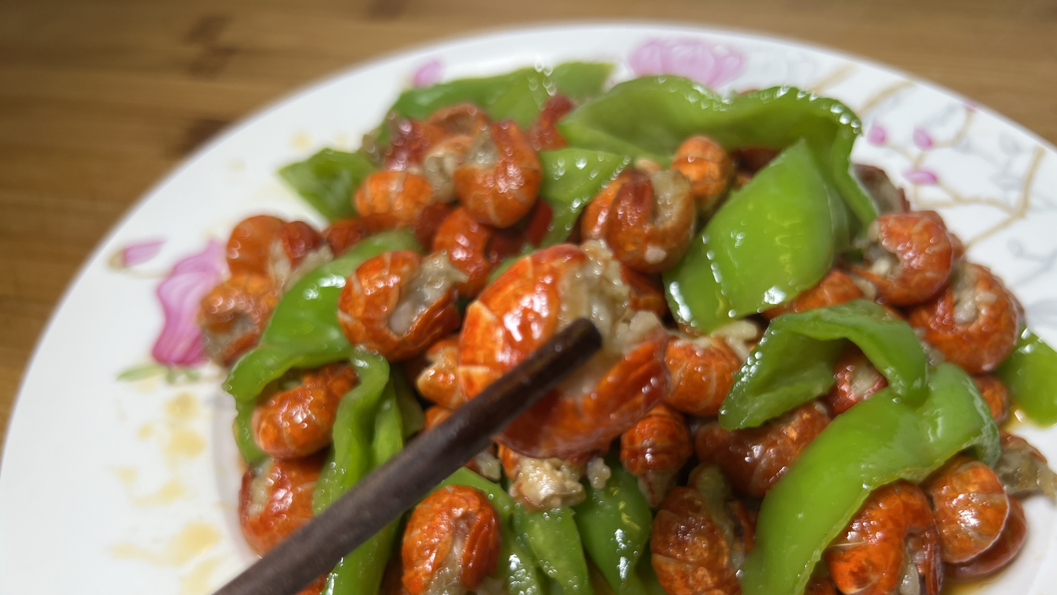 蒜蓉炒虾尾切忌直接下锅，在家这样炒，蒜香浓郁，比烧烤摊的好吃