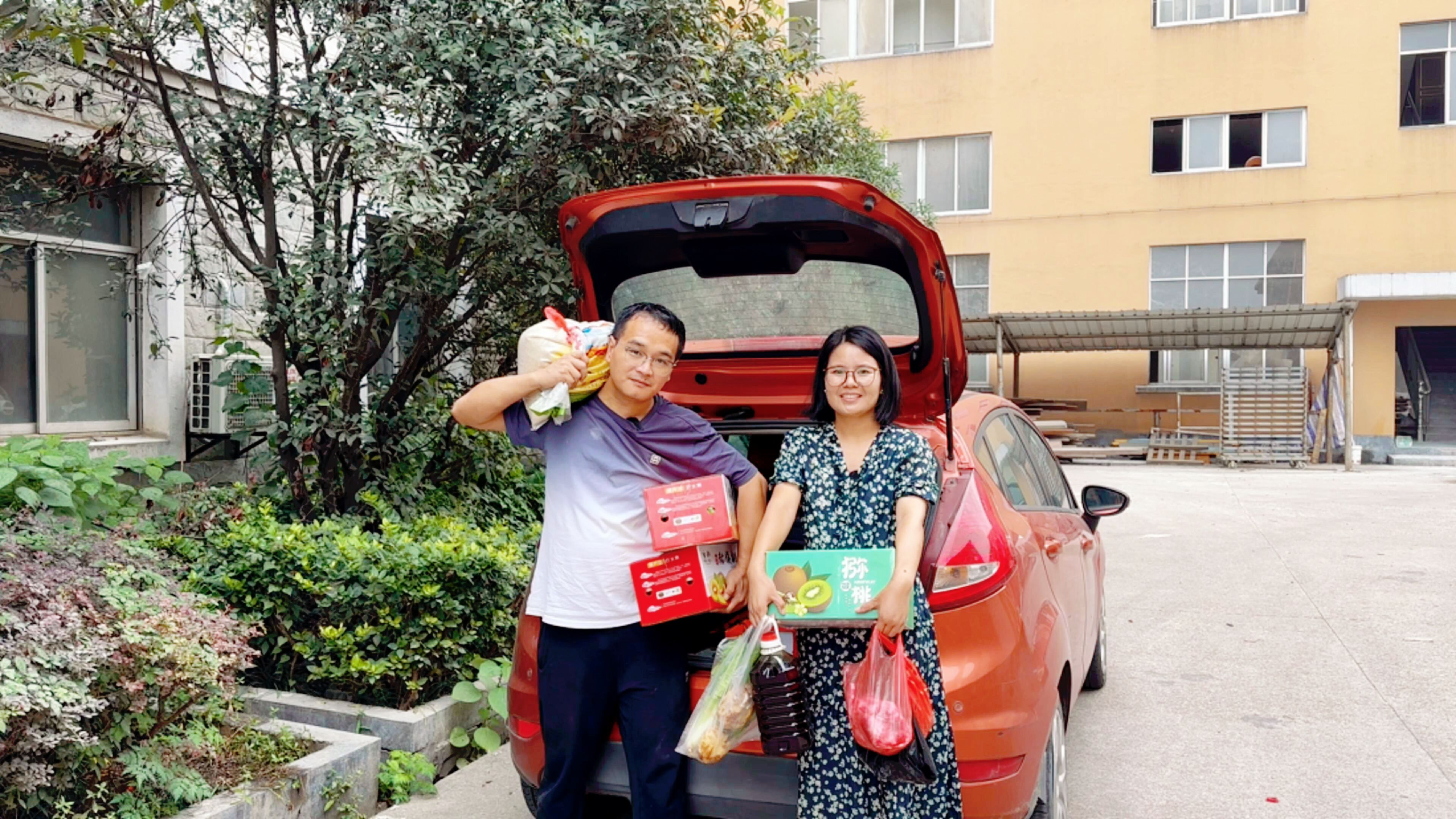 媳妇要回娘家看爸妈，老公把东西塞满了后备箱，太幸福了