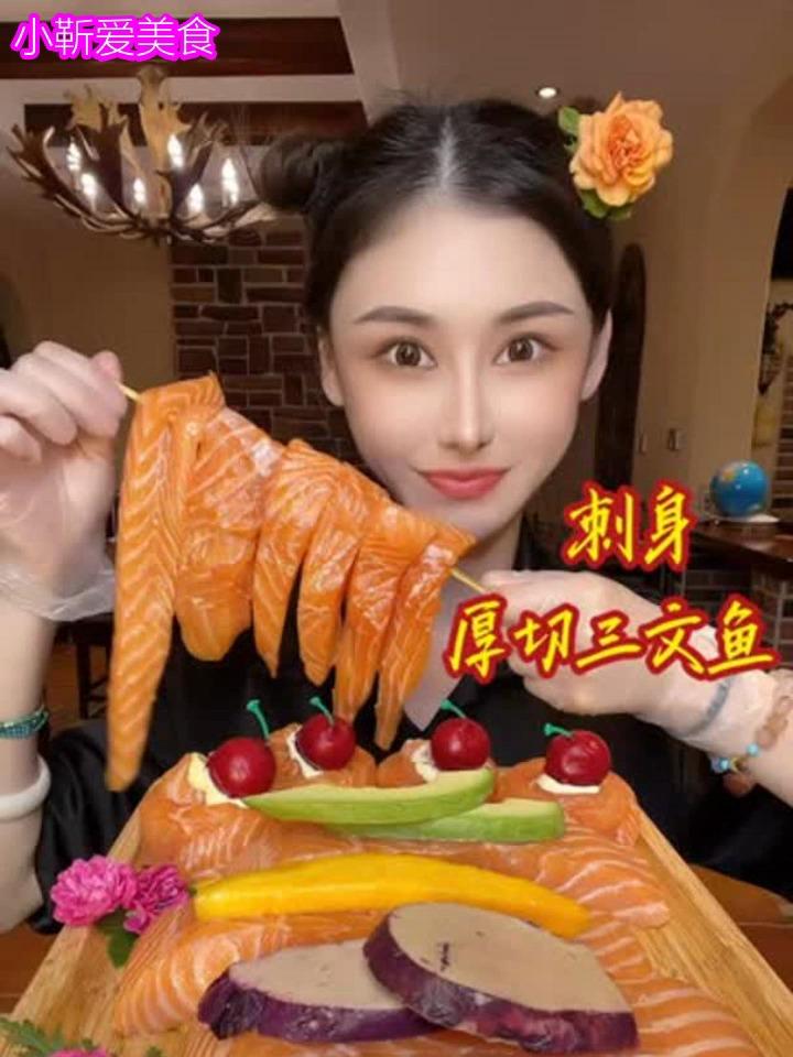 大块的刺身三文鱼搭配上鹅肝,牛油果,芒果好吃的很哦!